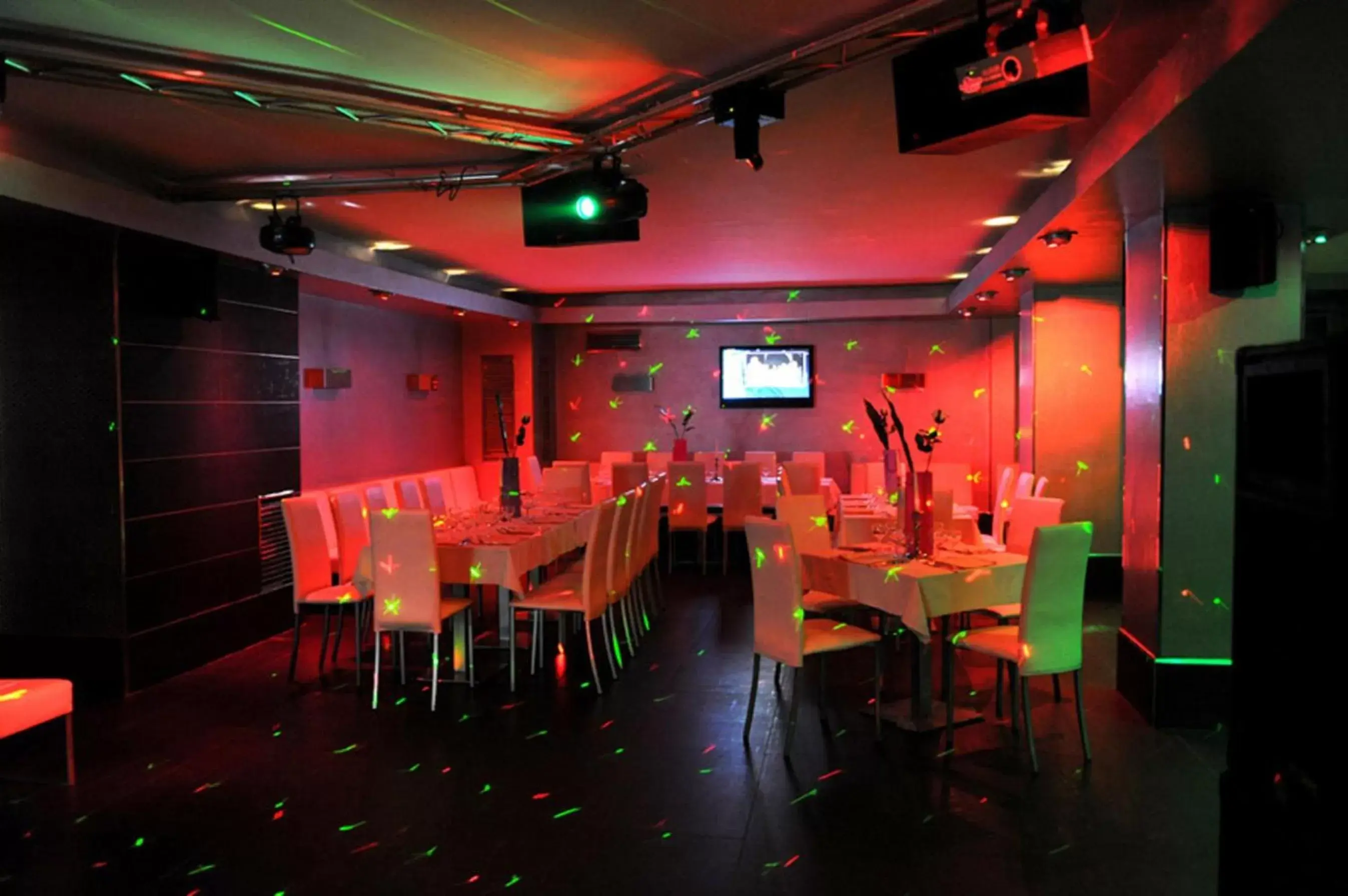 Nightclub / DJ, Restaurant/Places to Eat in Hotel I Gigli