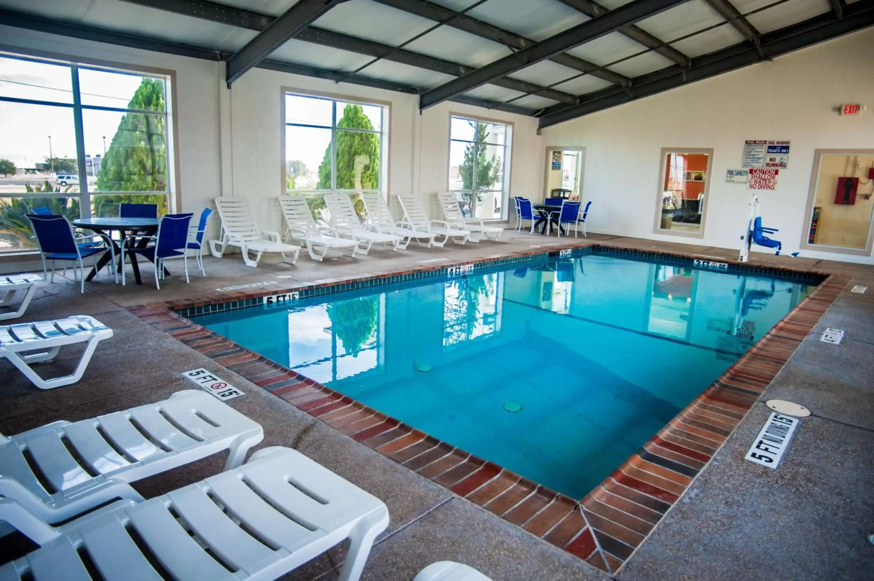 Swimming Pool in Motel 6-Corsicana, TX