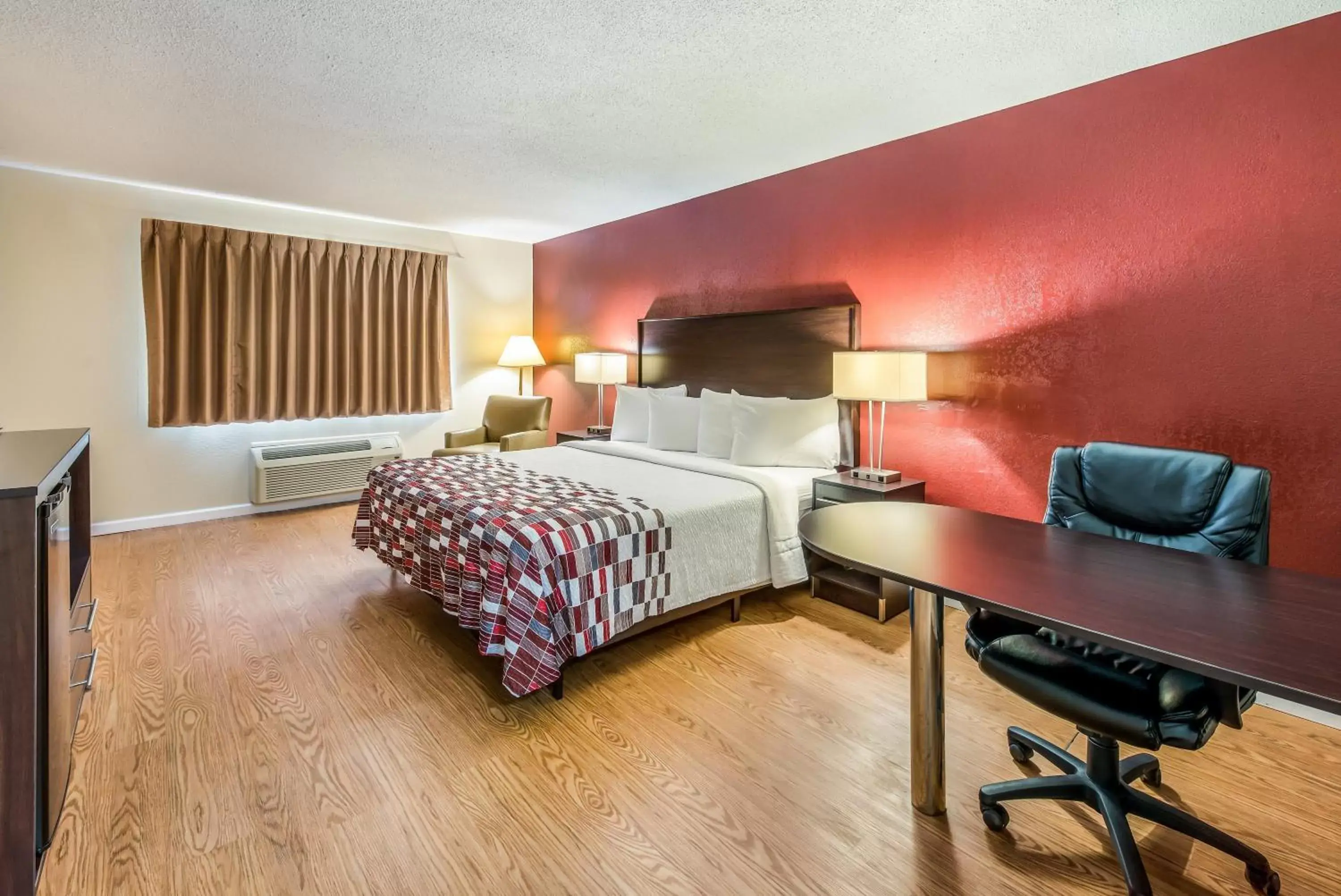 Photo of the whole room in Red Roof Inn & Suites Wapakoneta