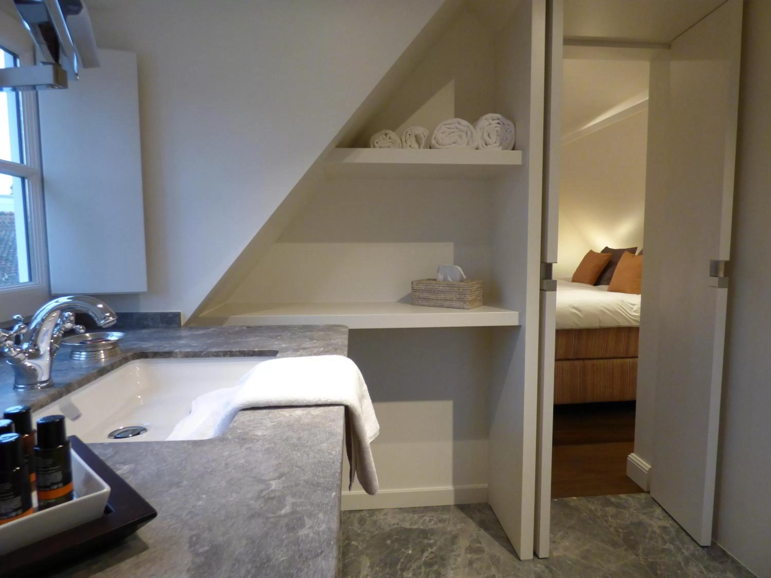 Shower, Bed in De Lindenhoeve Boutique Hotel