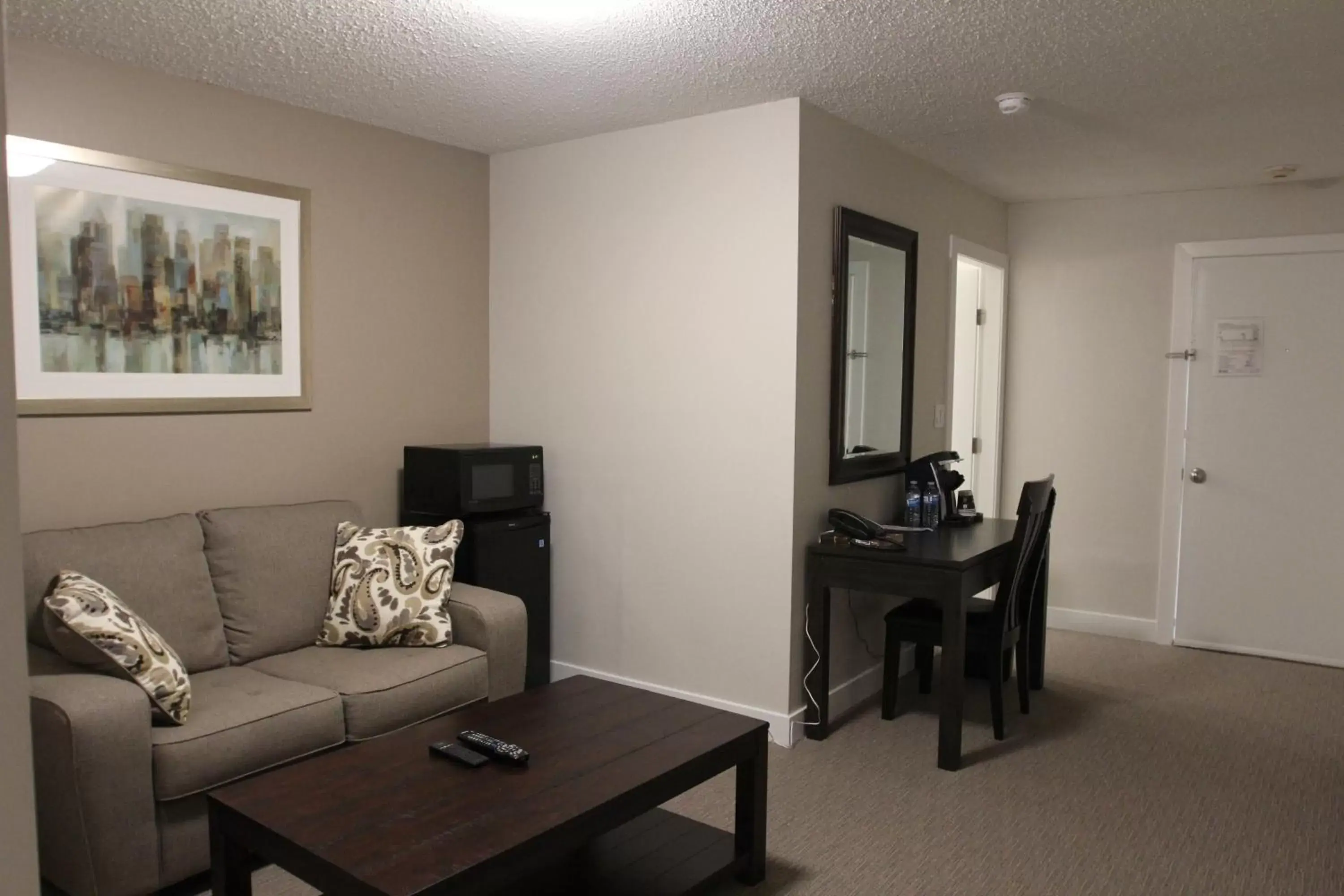 Living room, Seating Area in Northwood Plaza Hotel