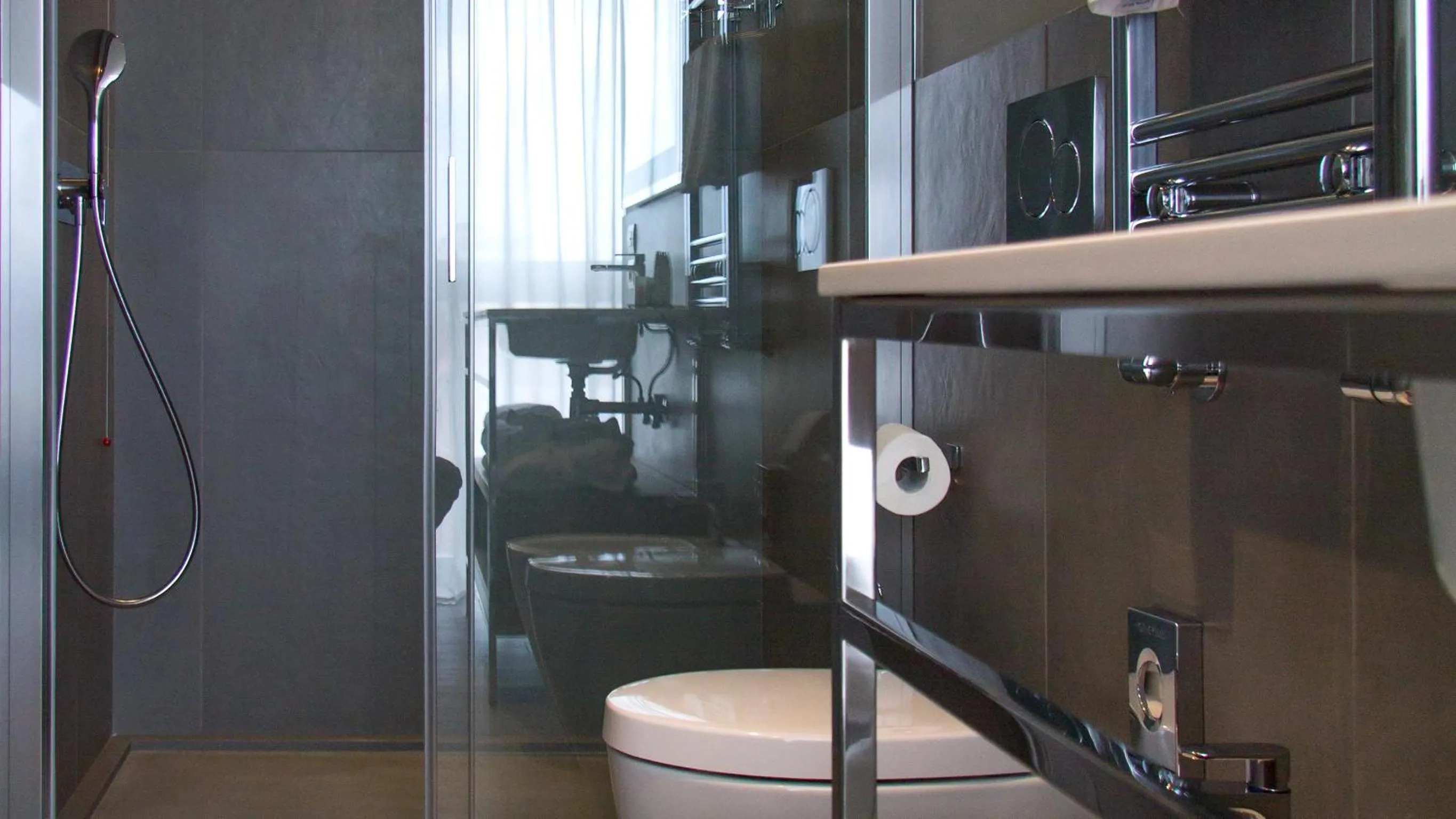 Shower in G Hotel Pescara