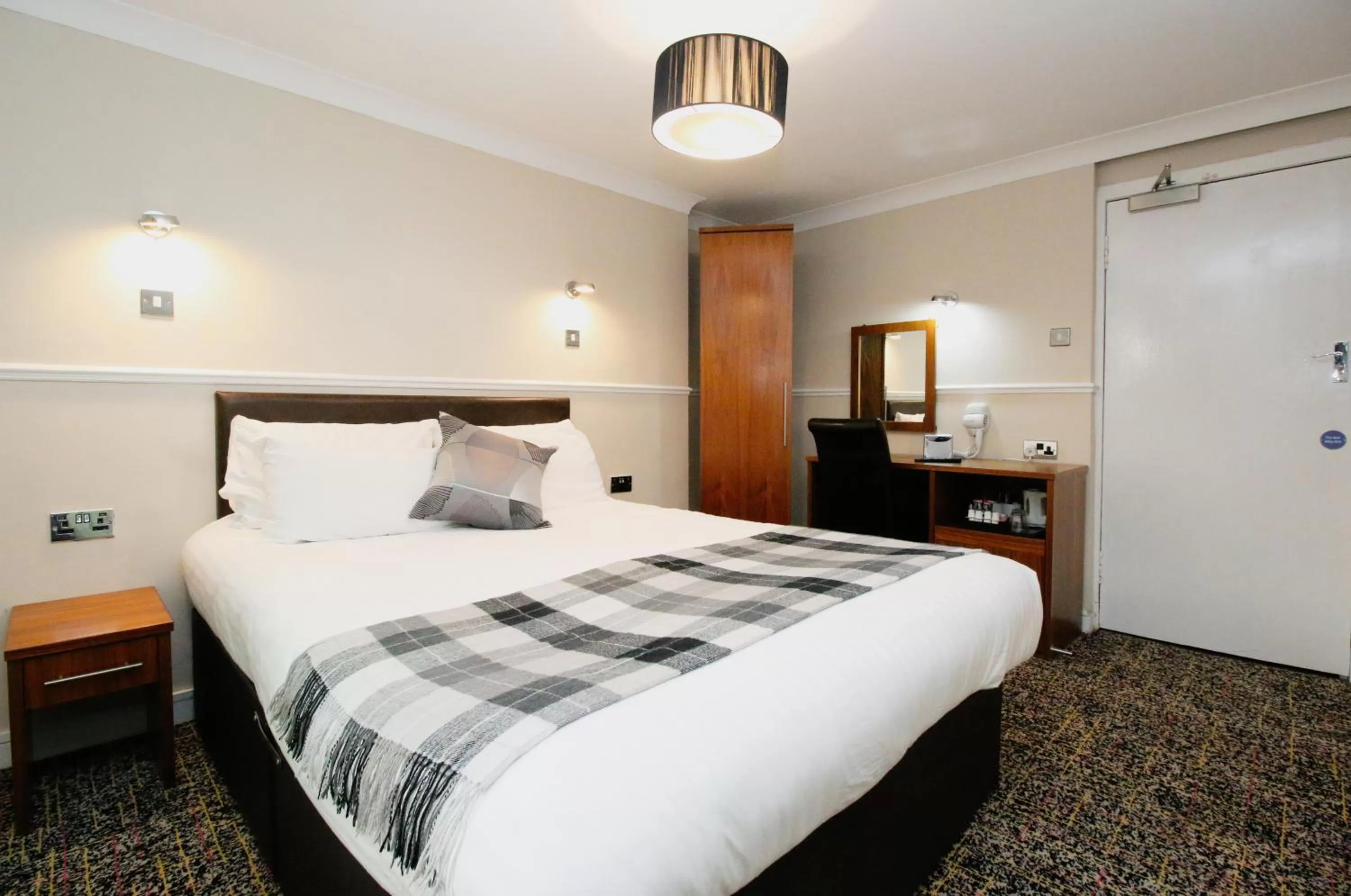 Bedroom, Bed in Kelvingrove Hotel - Sauchiehall St