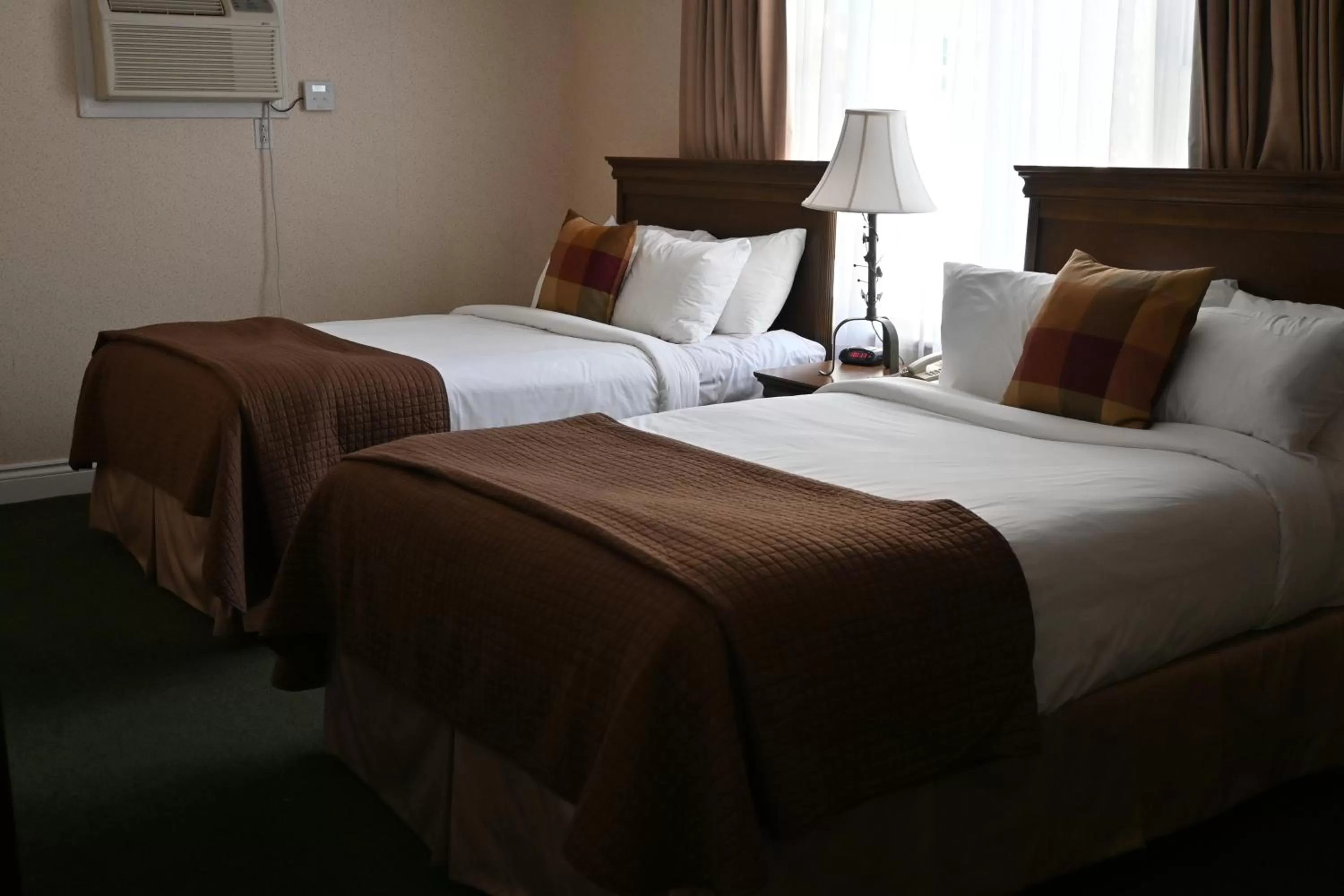 Bedroom, Bed in The Gananoque Inn