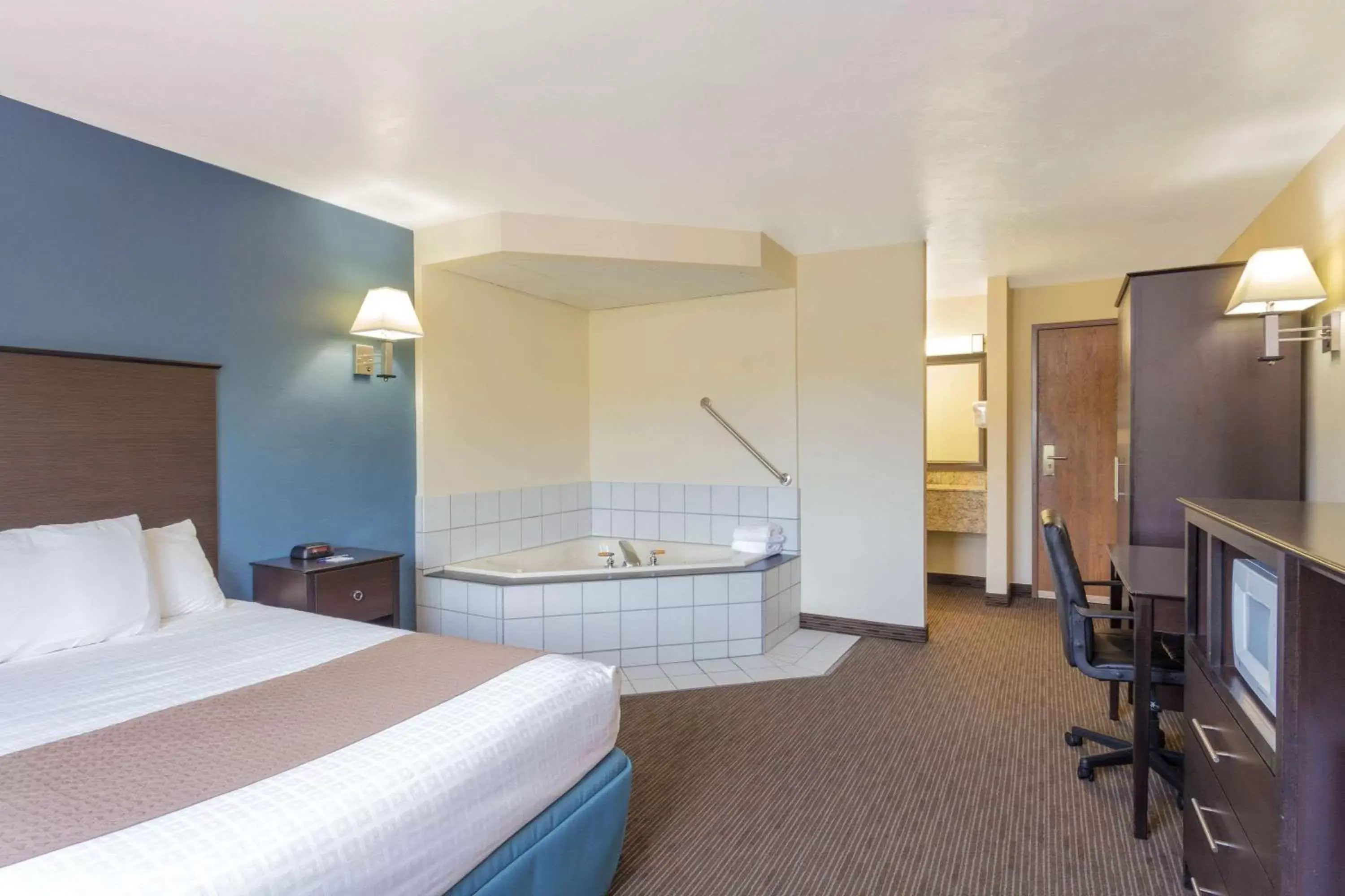 Photo of the whole room, Bed in AmericInn by Wyndham Green Bay West