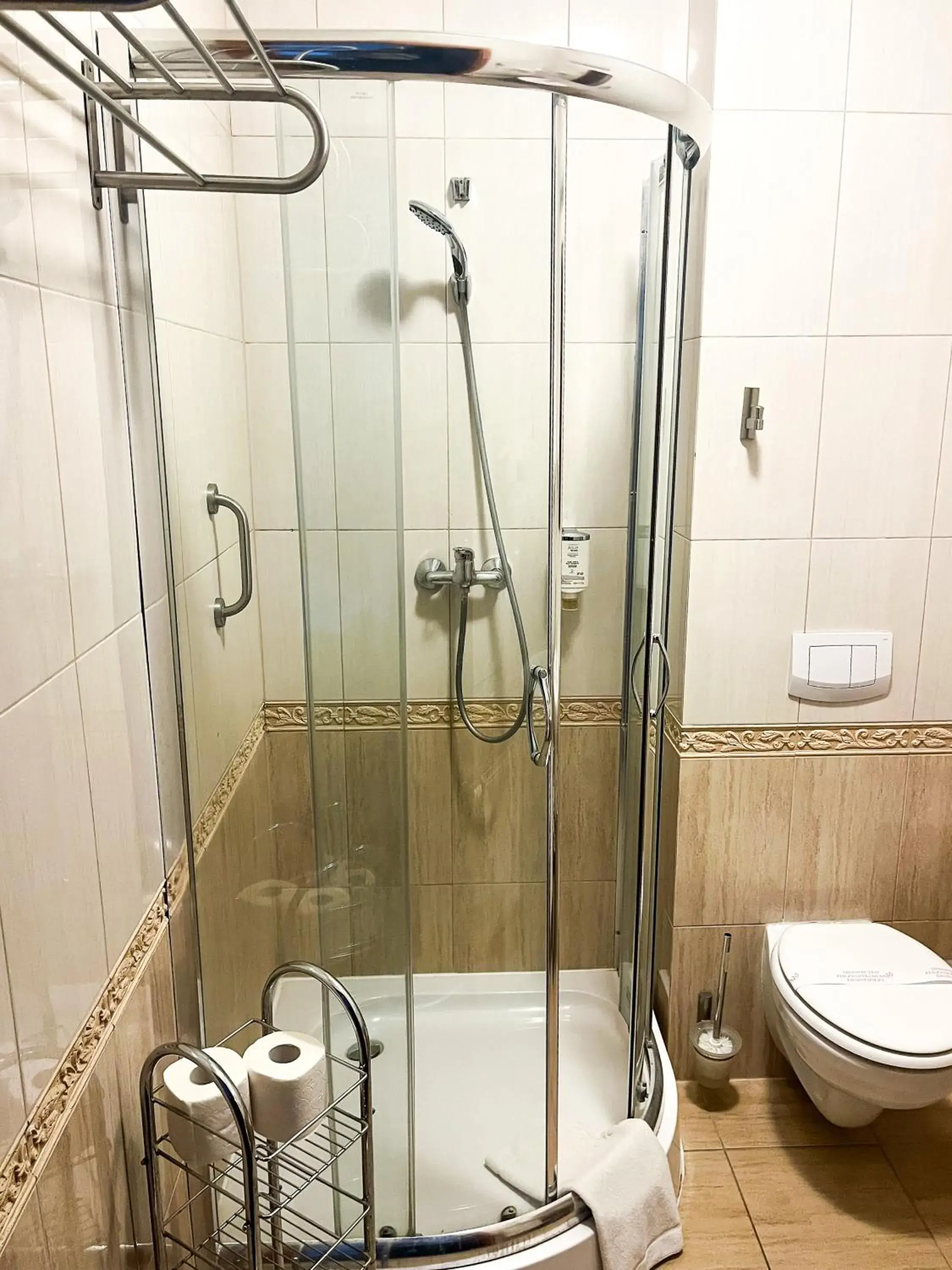 Shower, Bathroom in Hotel Logos