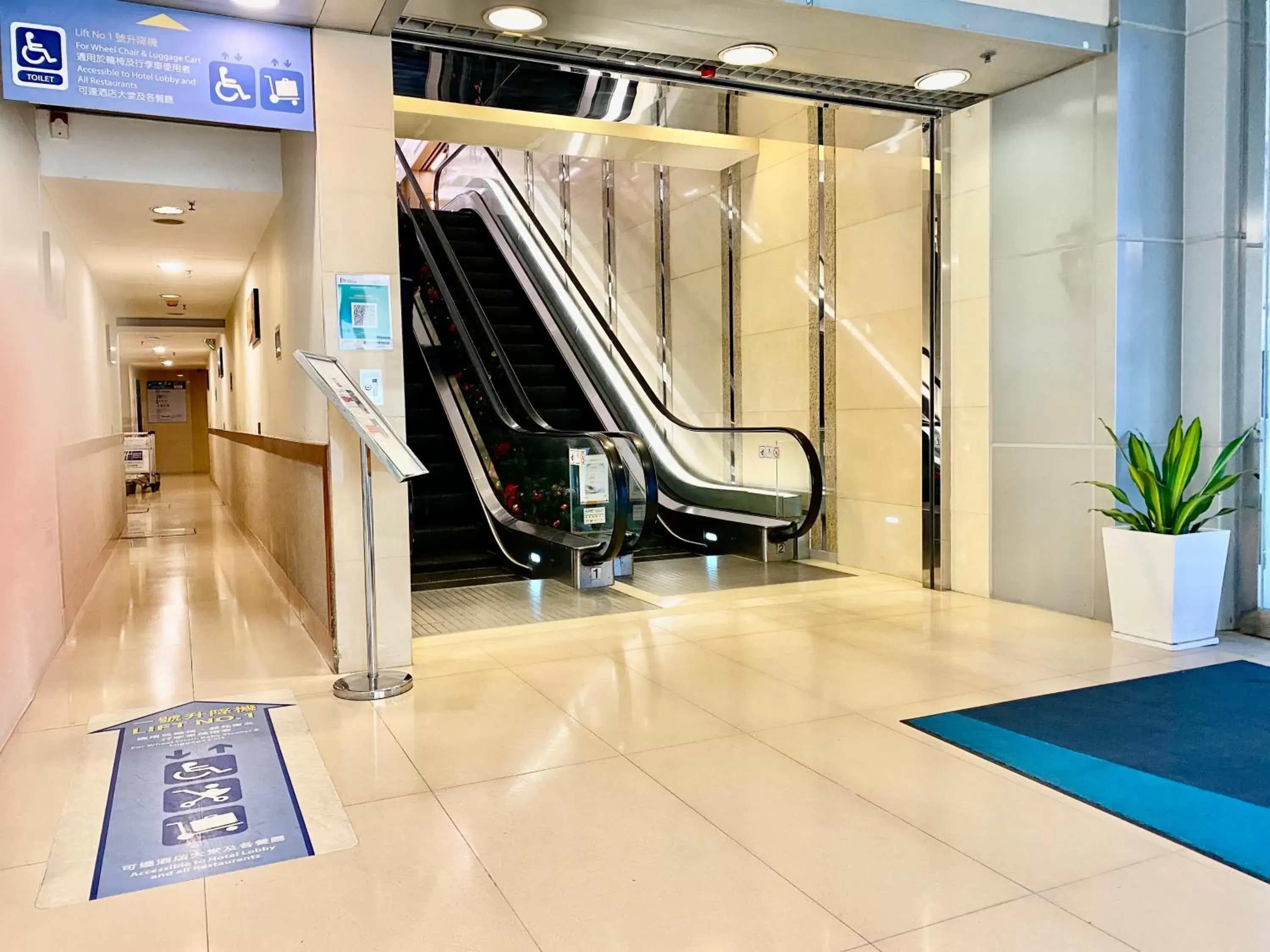 Lobby or reception in Holiday Inn Express Hong Kong Causeway Bay, an IHG Hotel