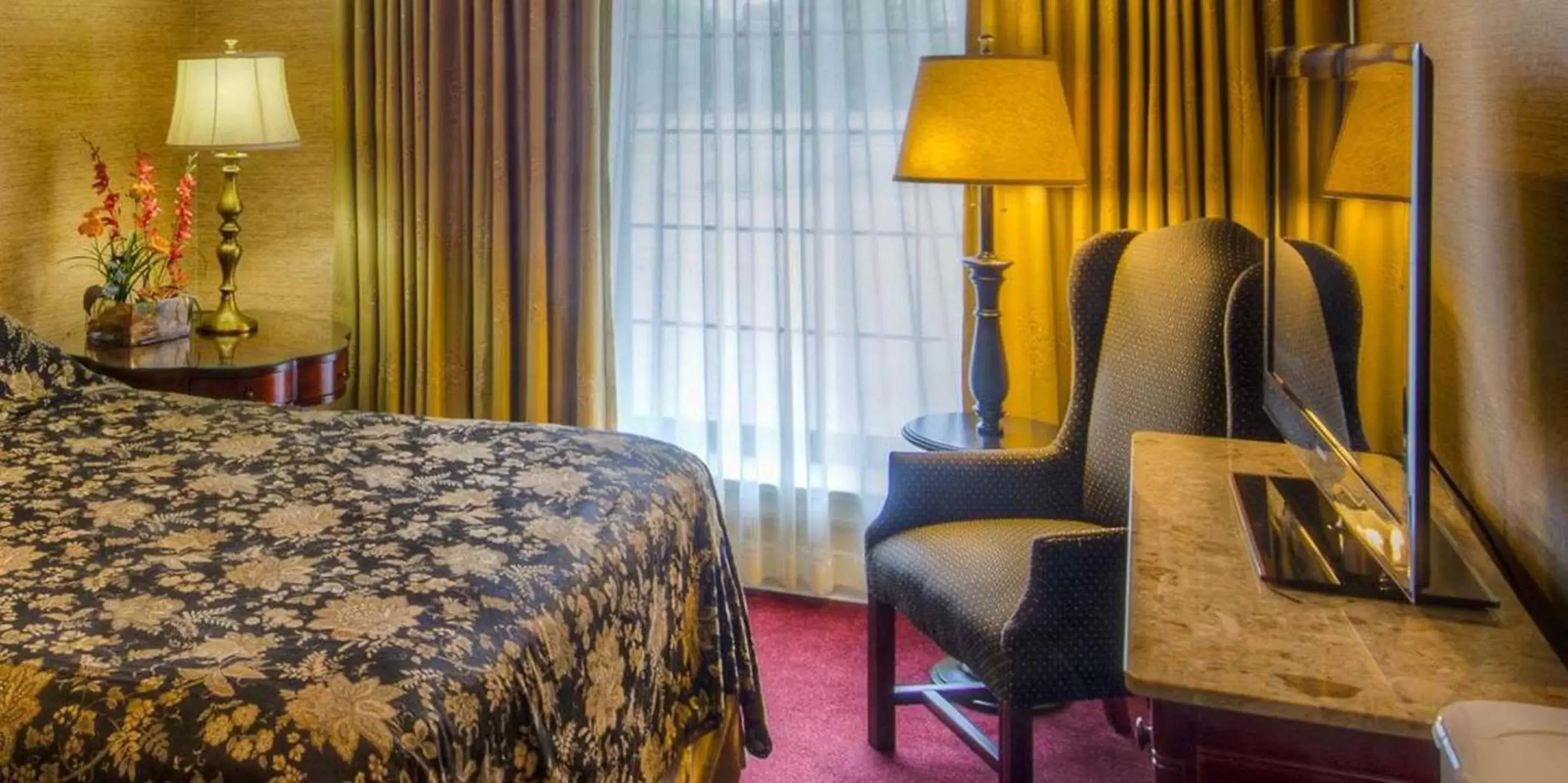 Seating area, Bed in Red Coach Inn