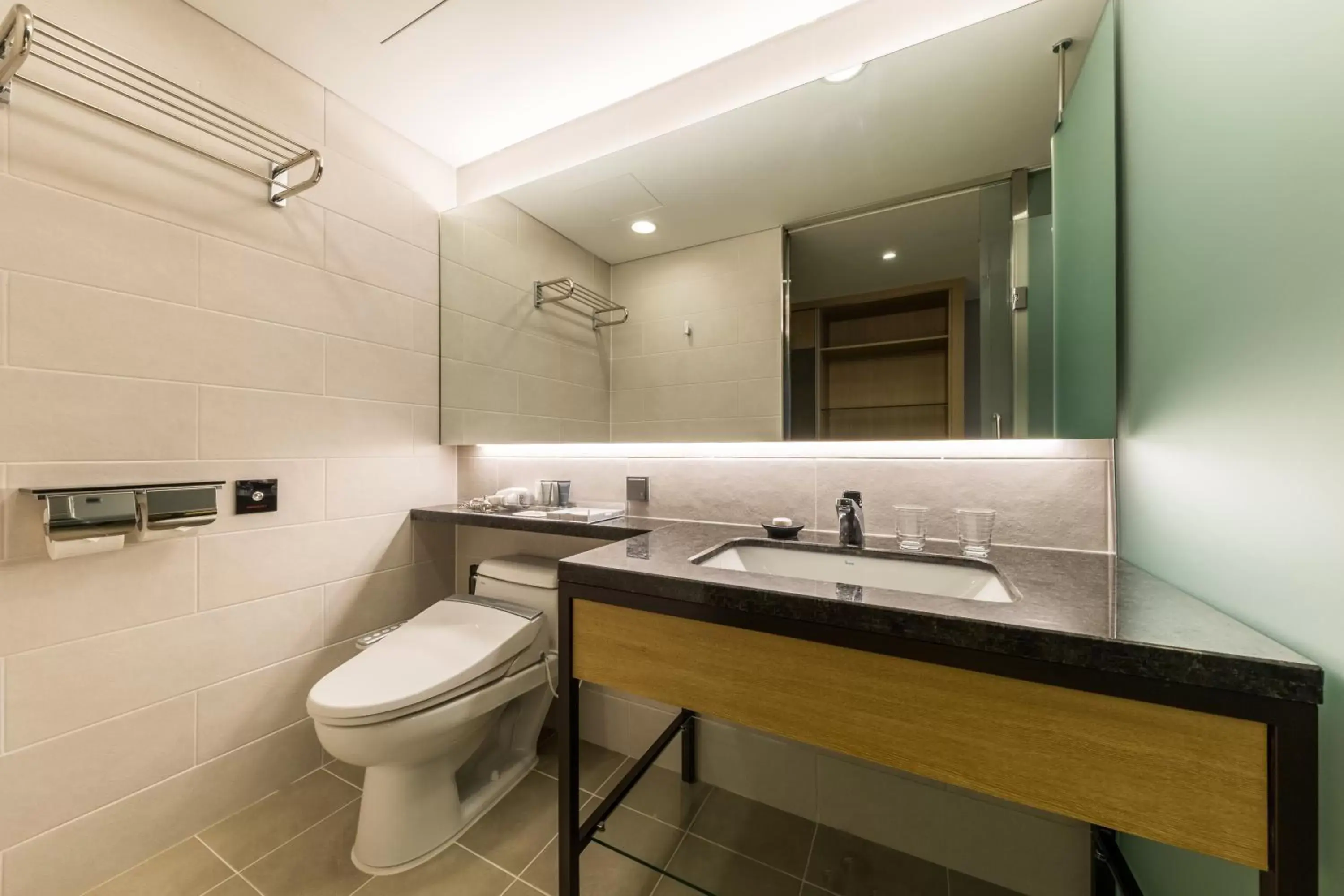 Toilet, Bathroom in Howard Johnson by Wyndham Incheon Airport