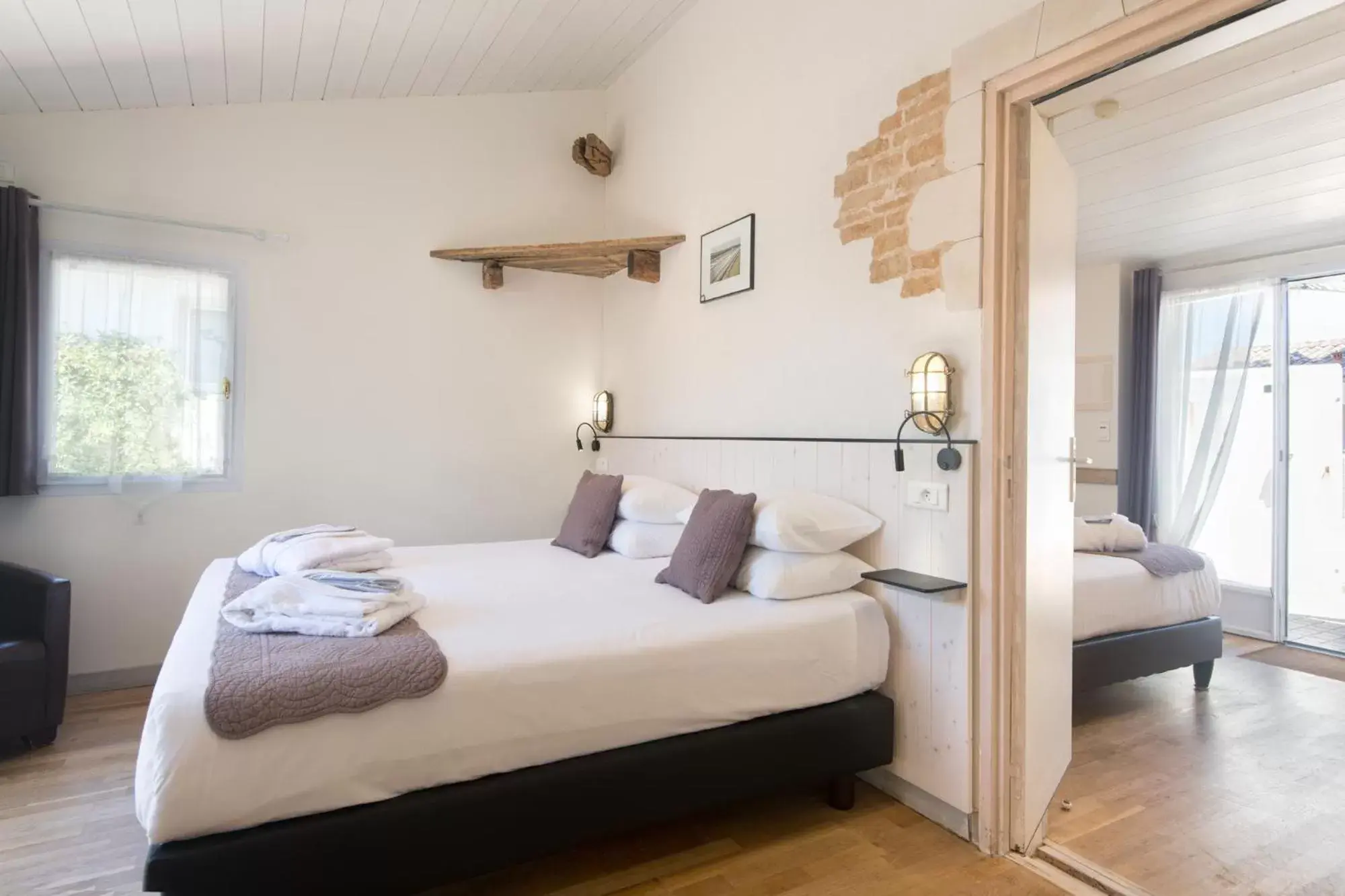 Bedroom, Bed in Hôtel Restaurant & Spa Plaisir