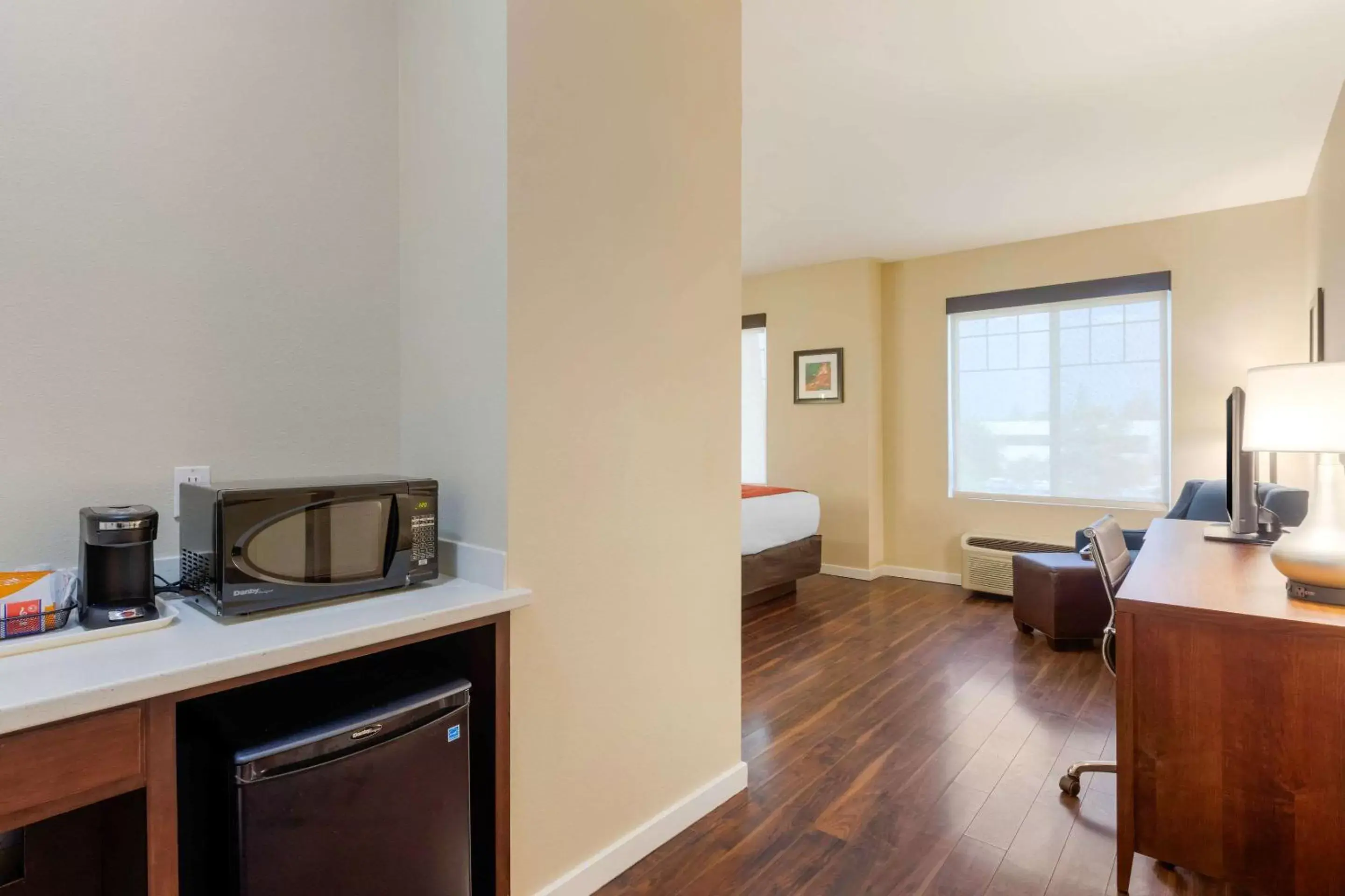 Photo of the whole room, Kitchen/Kitchenette in Comfort Inn & Suites Near Ontario Airport