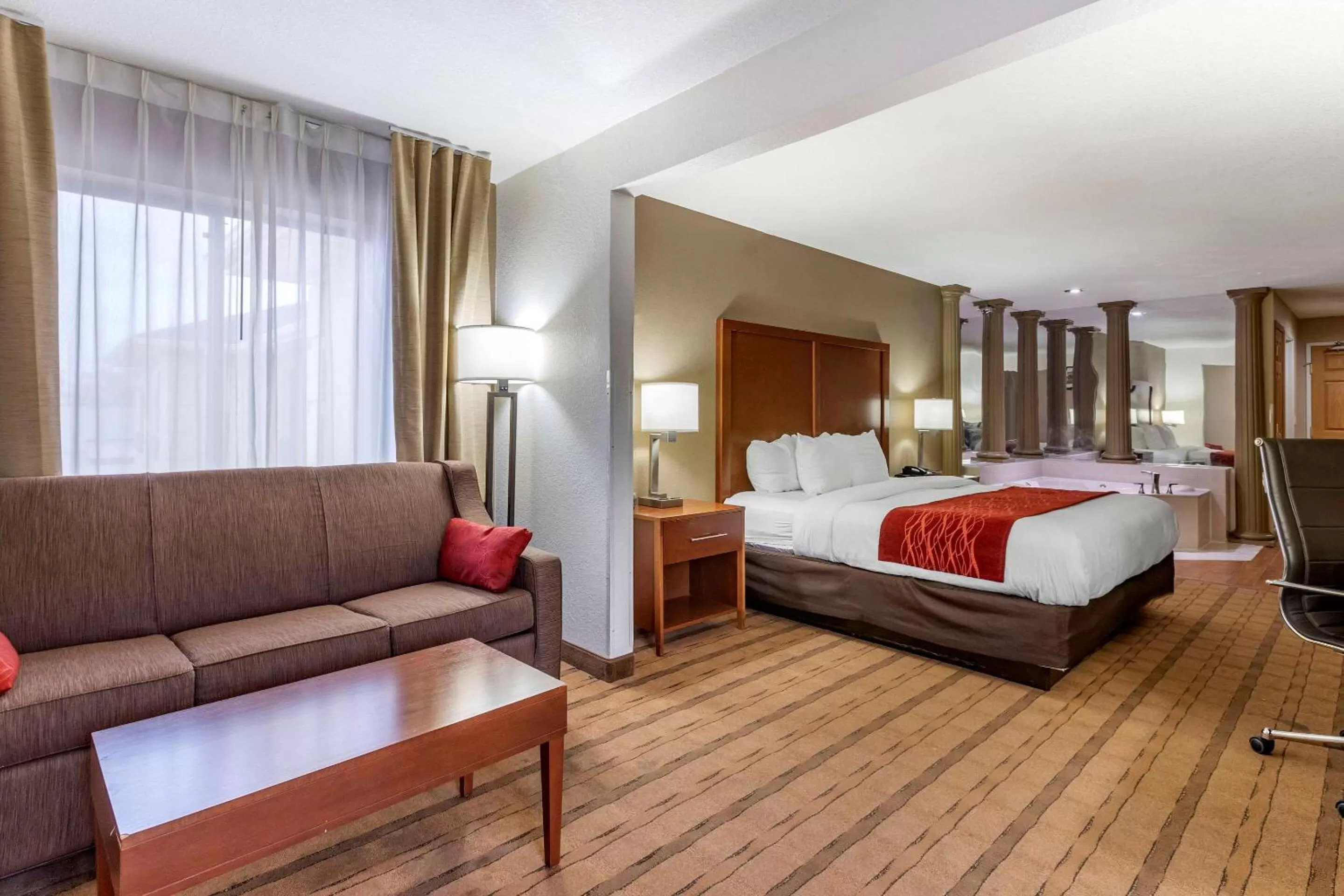 Photo of the whole room, Bed in Comfort Inn & Suites Cedar Rapids North - Collins Road