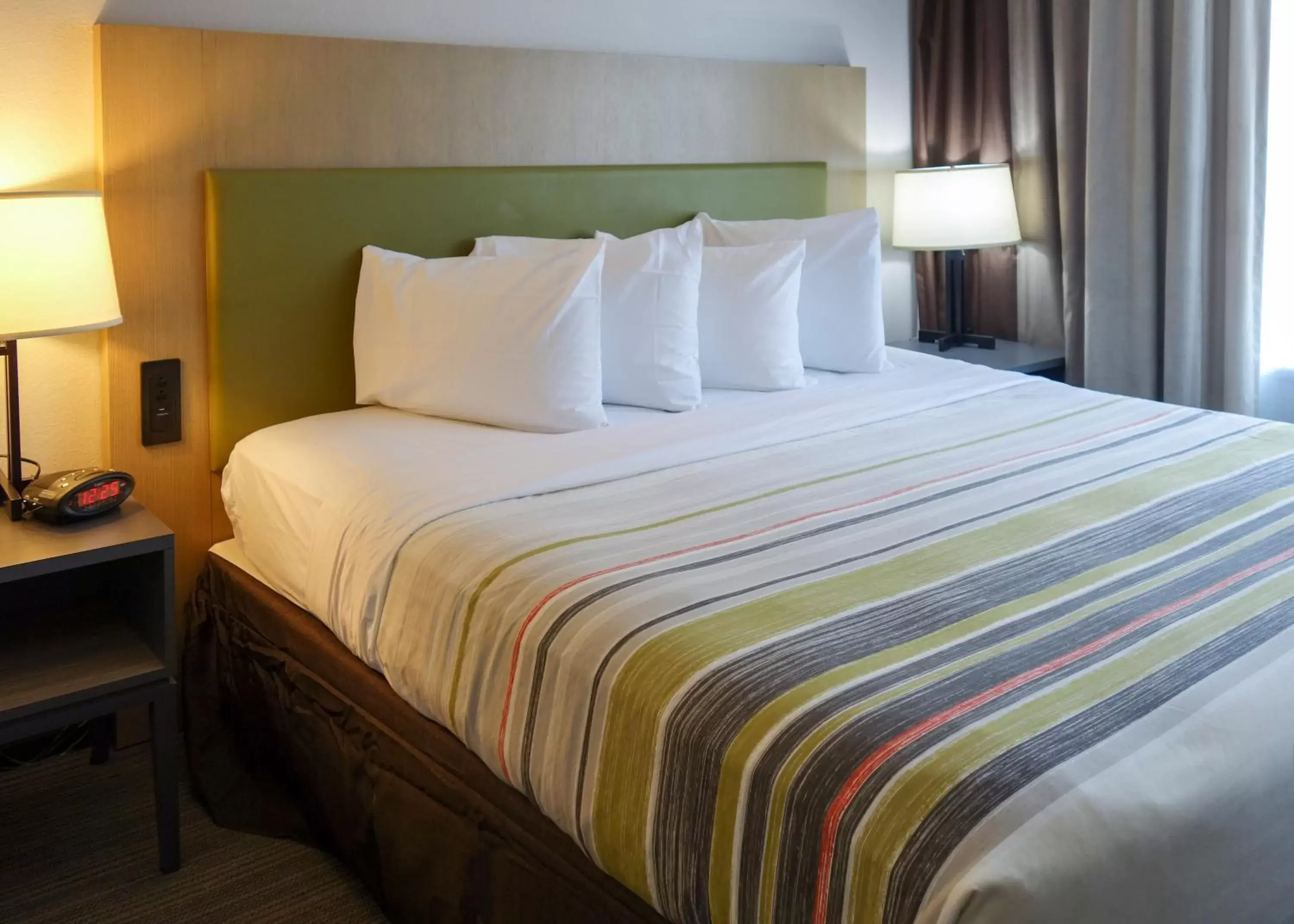 Bedroom, Bed in Country Inn & Suites by Radisson, Washington, D.C. East - Capitol Heights, MD