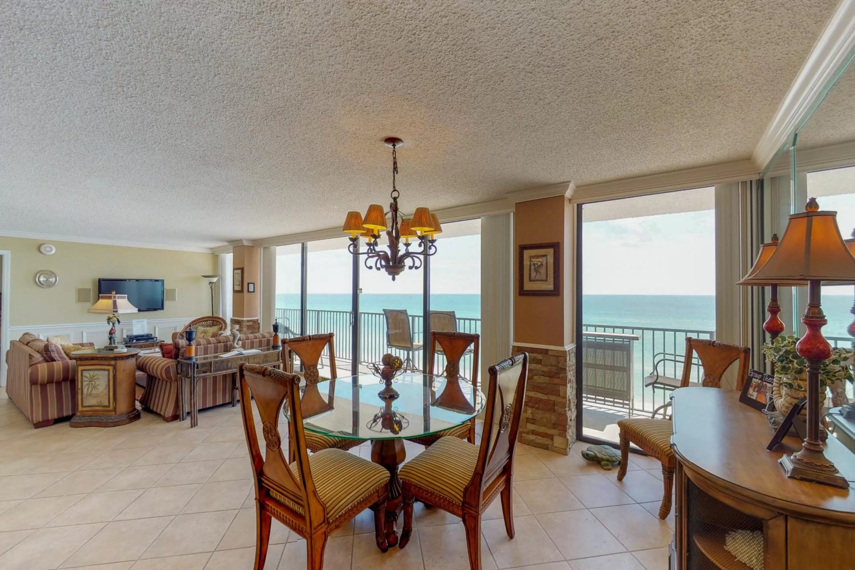 Restaurant/Places to Eat in Seachase 704E