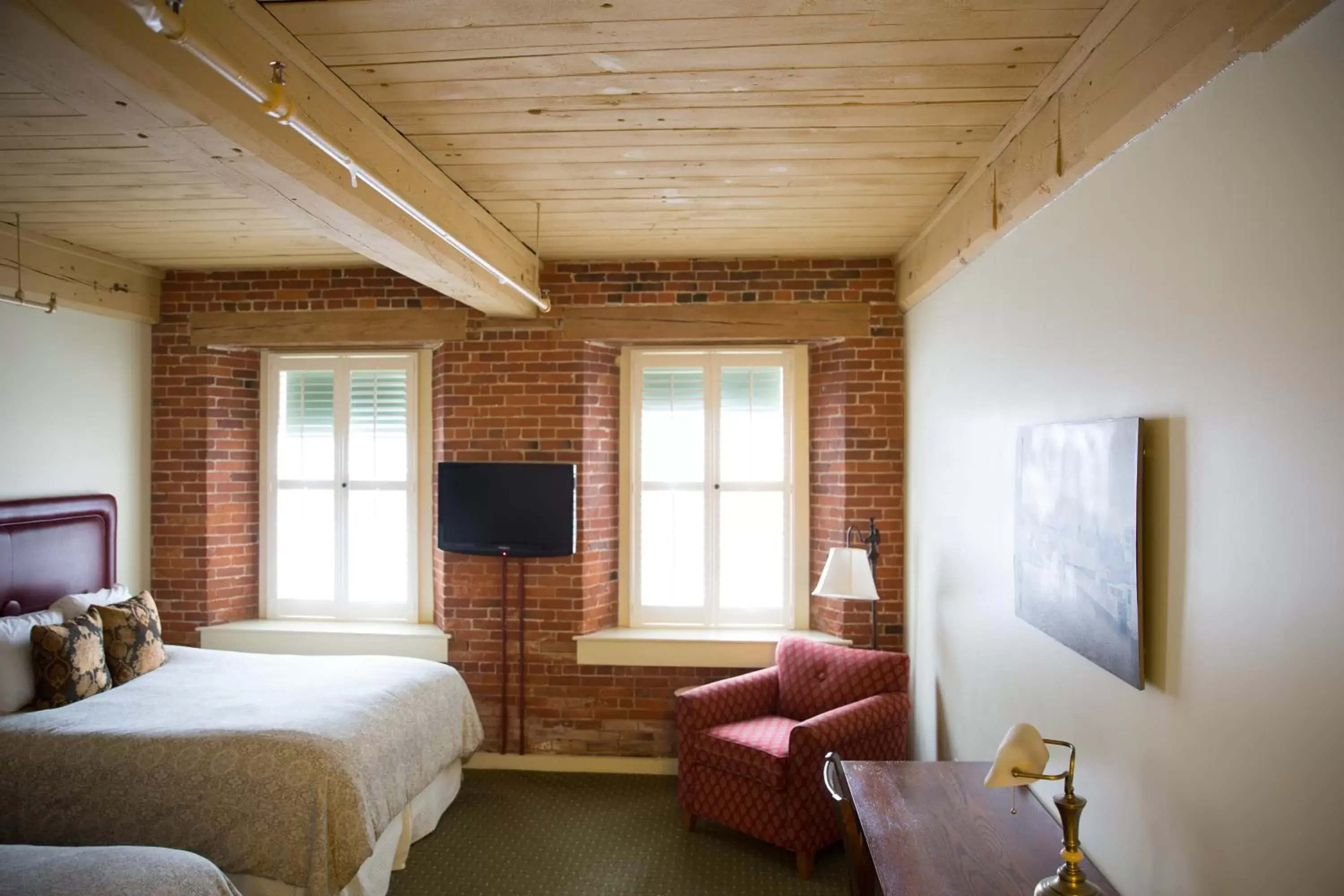 Bed, Seating Area in The Common Man Inn & Restaurant