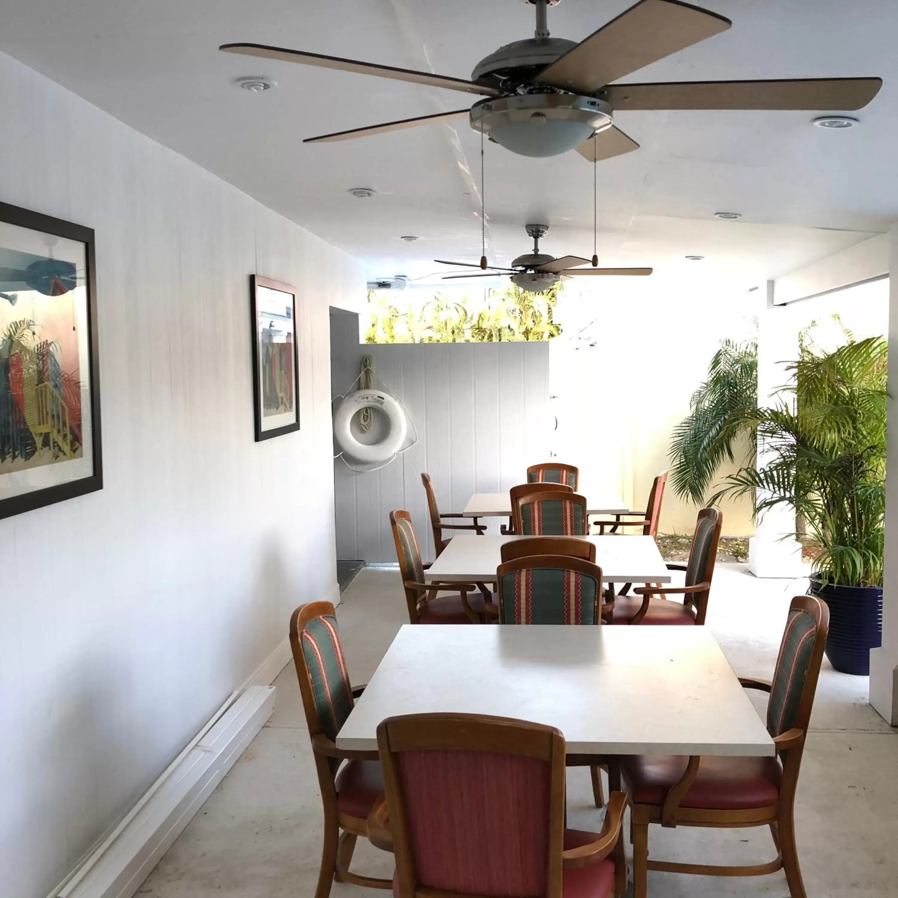 Dining Area in Colony Club Inn & Suites