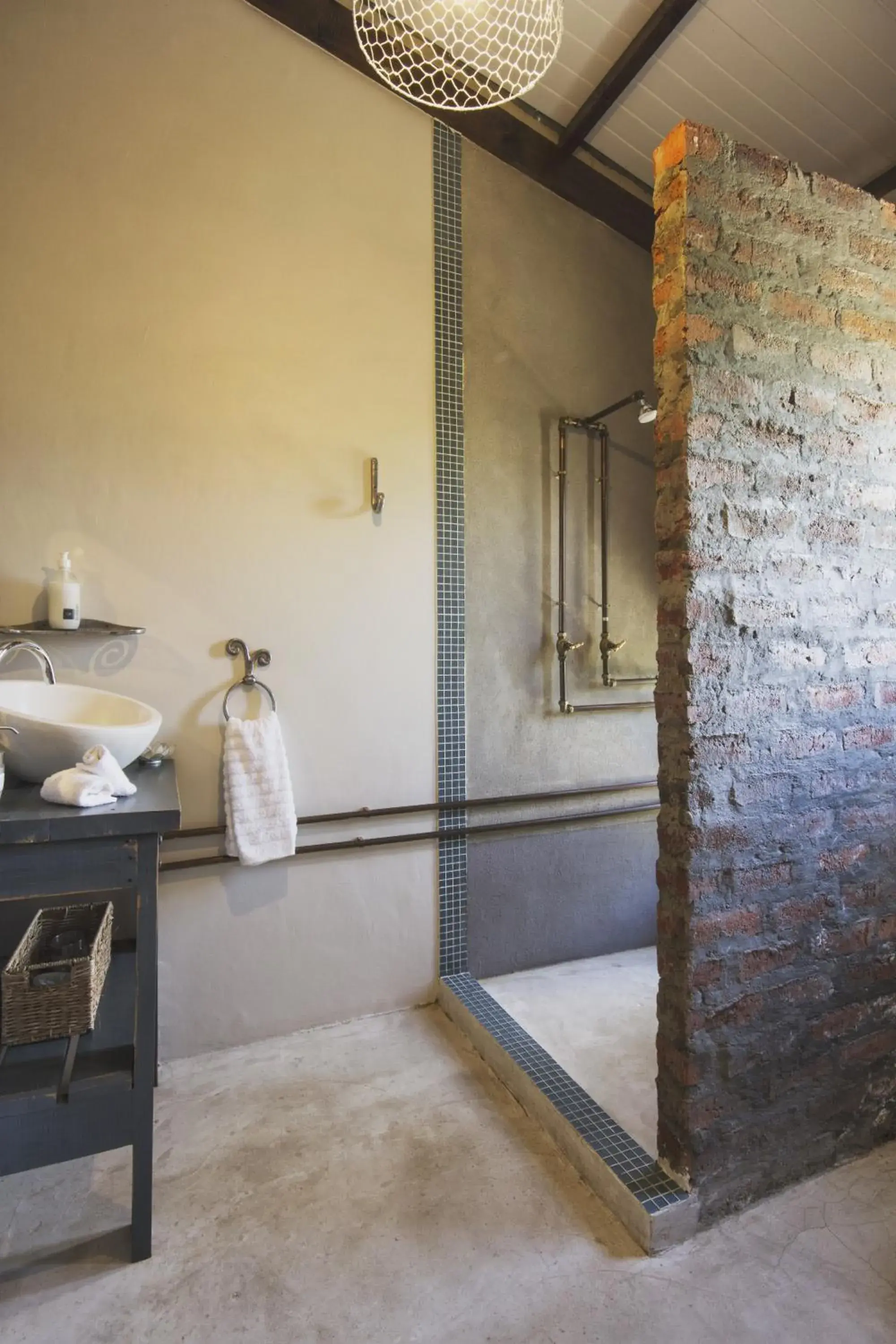 Shower, Bathroom in A Hilltop Country Retreat