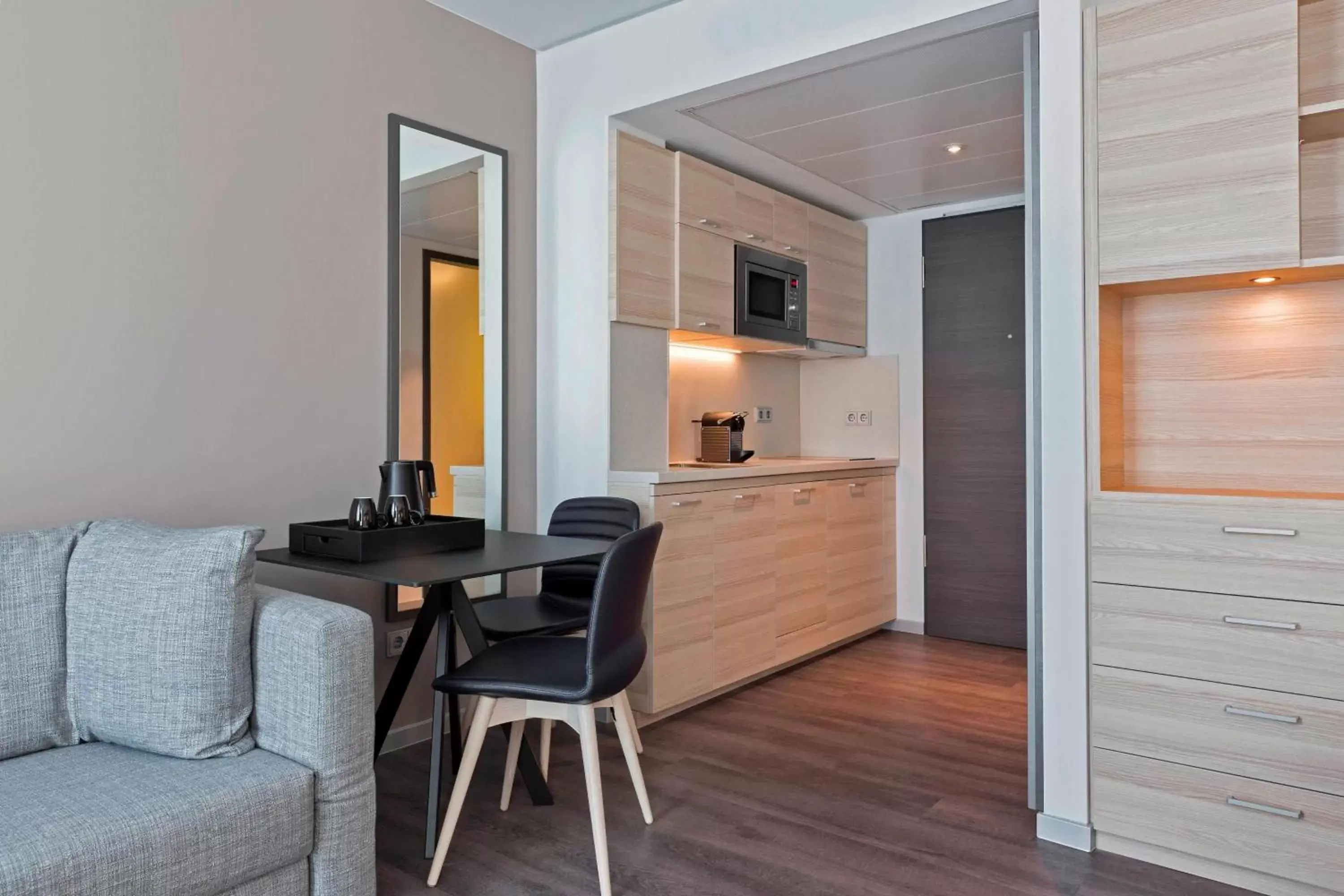 Bedroom, Kitchen/Kitchenette in Courtyard by Marriott Oberpfaffenhofen Munich South