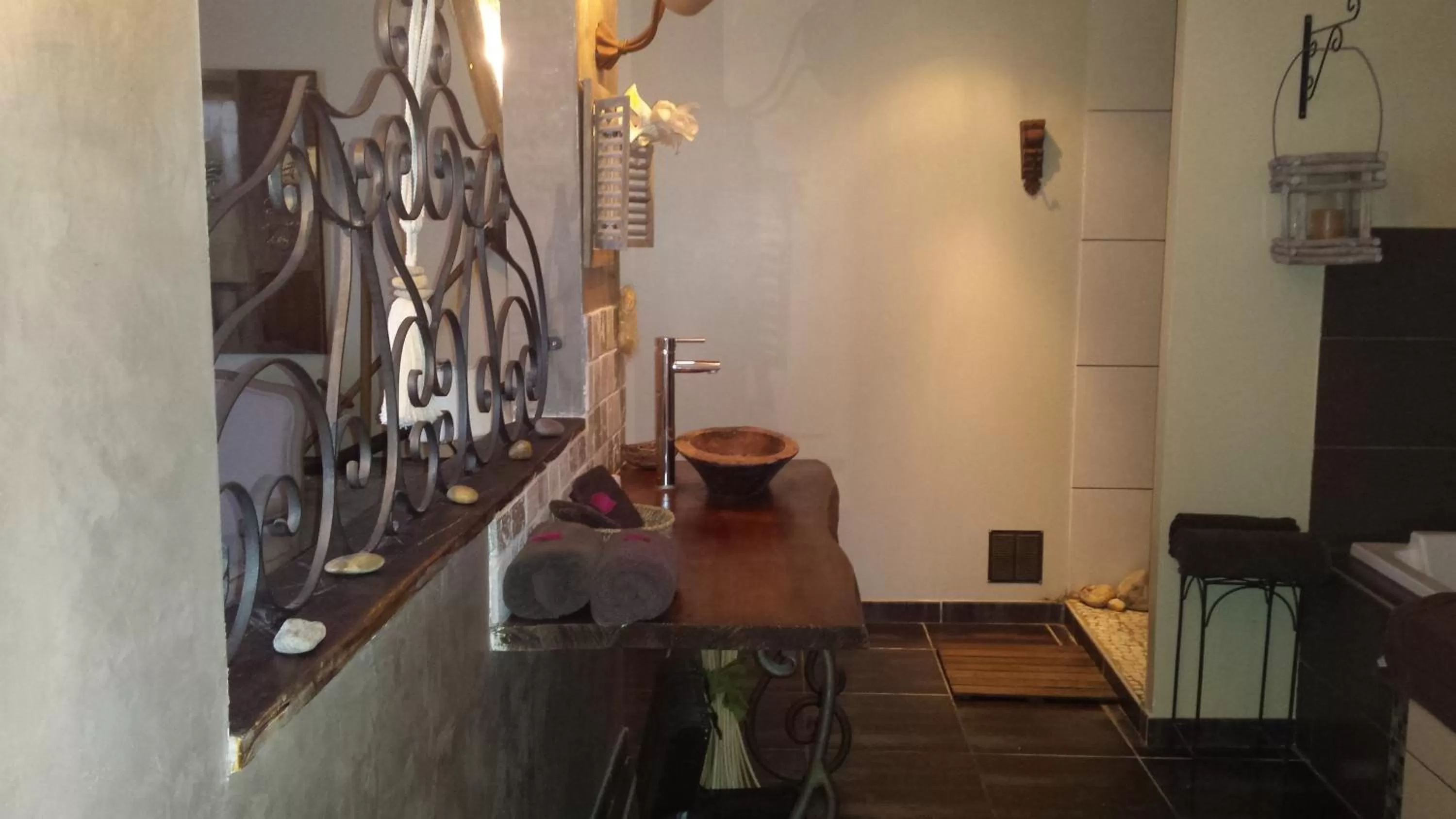 Bathroom in chambres d hotes ,hotel ,Secret d'une Nuit a vicq prės de onnaing,avec piscine