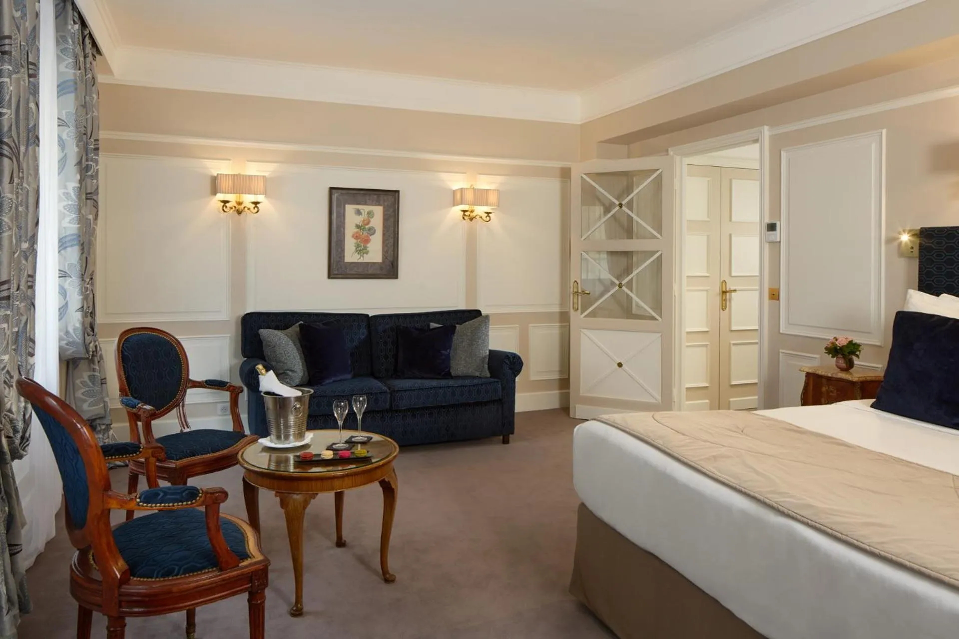 Photo of the whole room in Majestic Hotel Spa - Champs Elysées