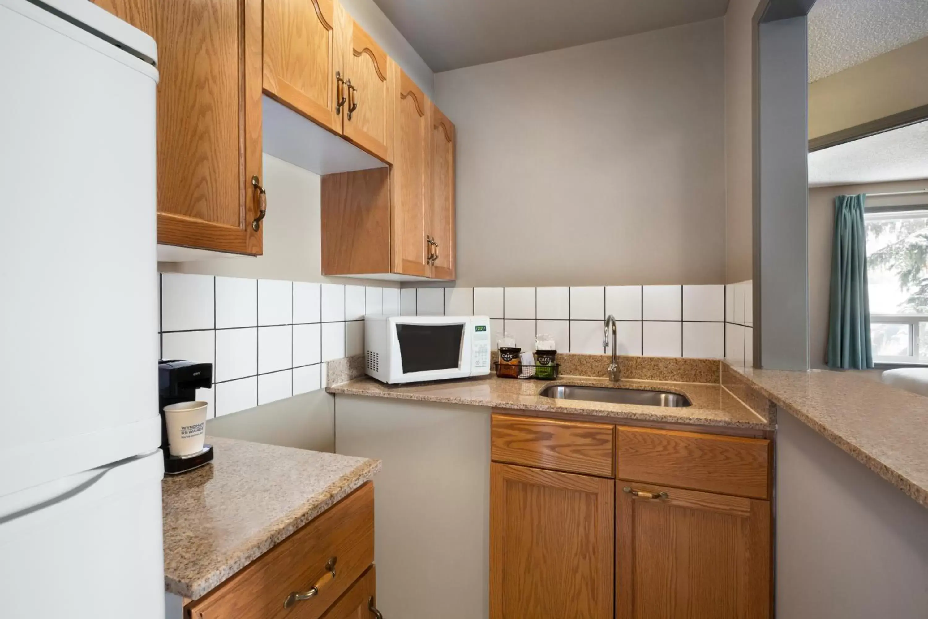 Kitchen or kitchenette, Kitchen/Kitchenette in Travelodge by Wyndham Edmonton Airport