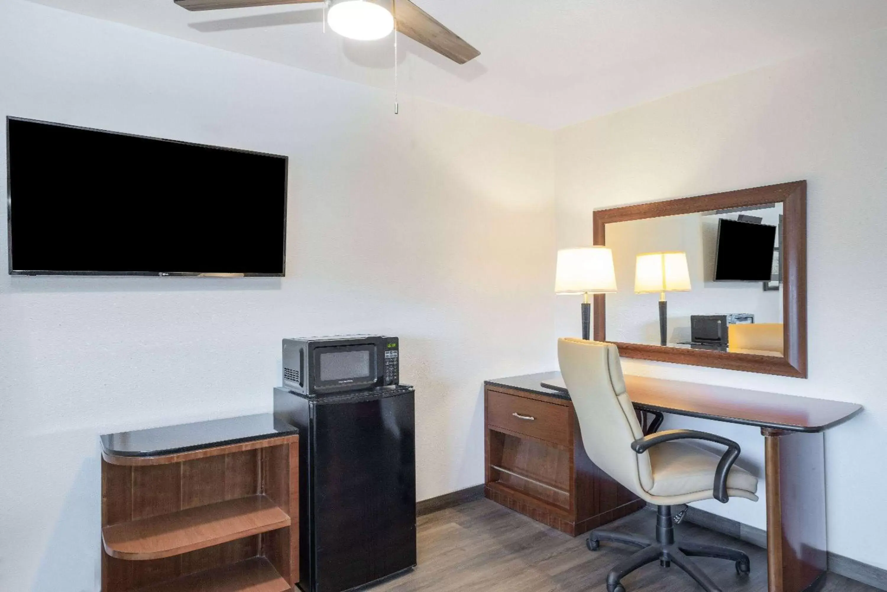 Photo of the whole room, TV/Entertainment Center in Oceanside Inn & Suites, a Days Inn by Wyndham