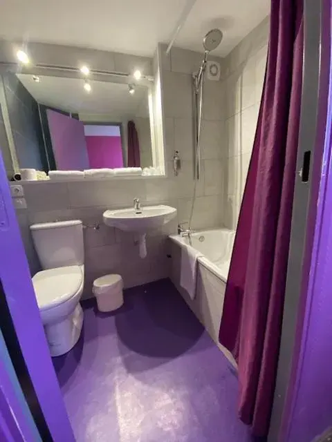 Toilet, Bathroom in Hôtel De La Plage