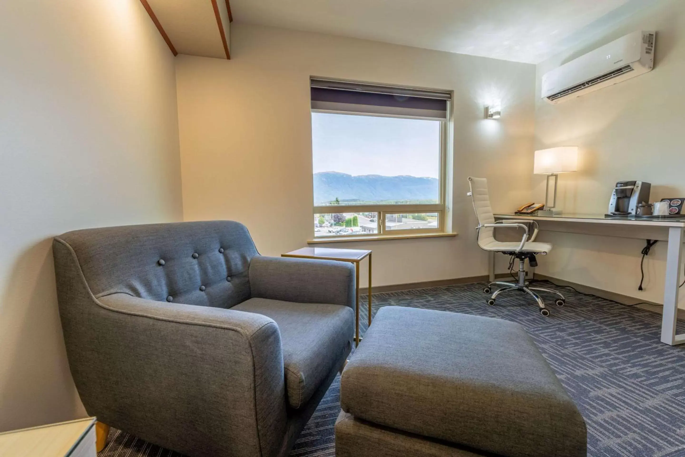 Bedroom, Seating Area in Quality Inn Sunshine Suites