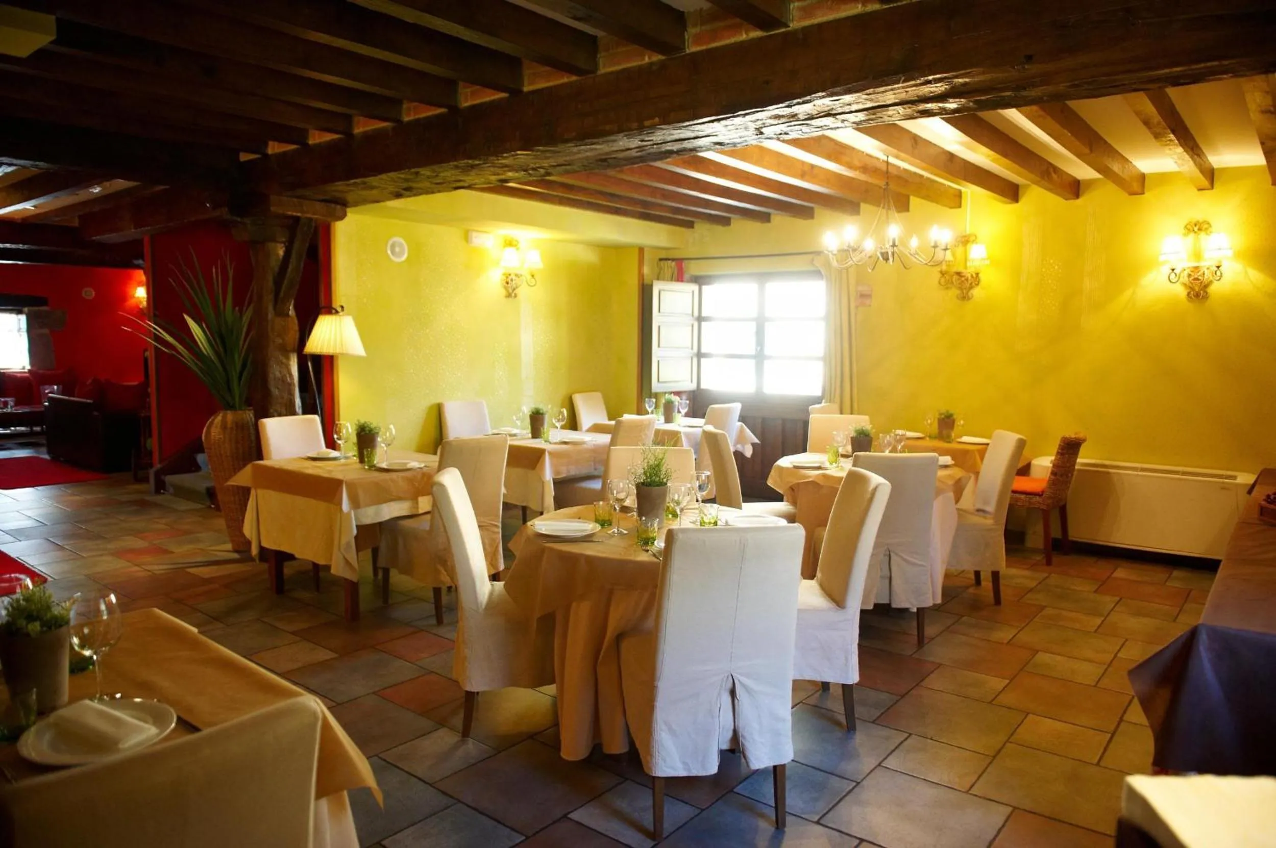 Restaurant/places to eat in La Casona de Revolgo