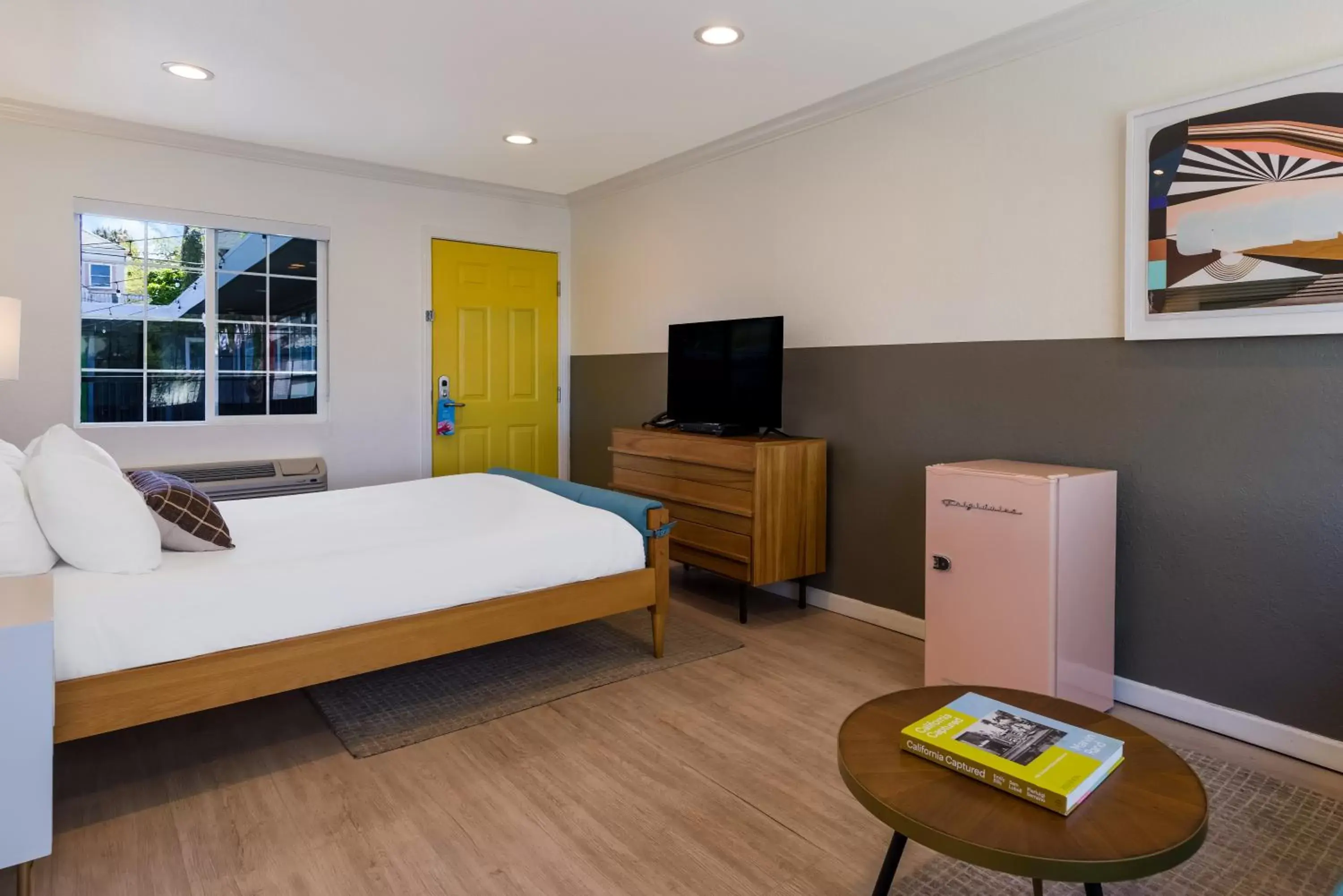 Bed, TV/Entertainment Center in Signature Inn Oakland