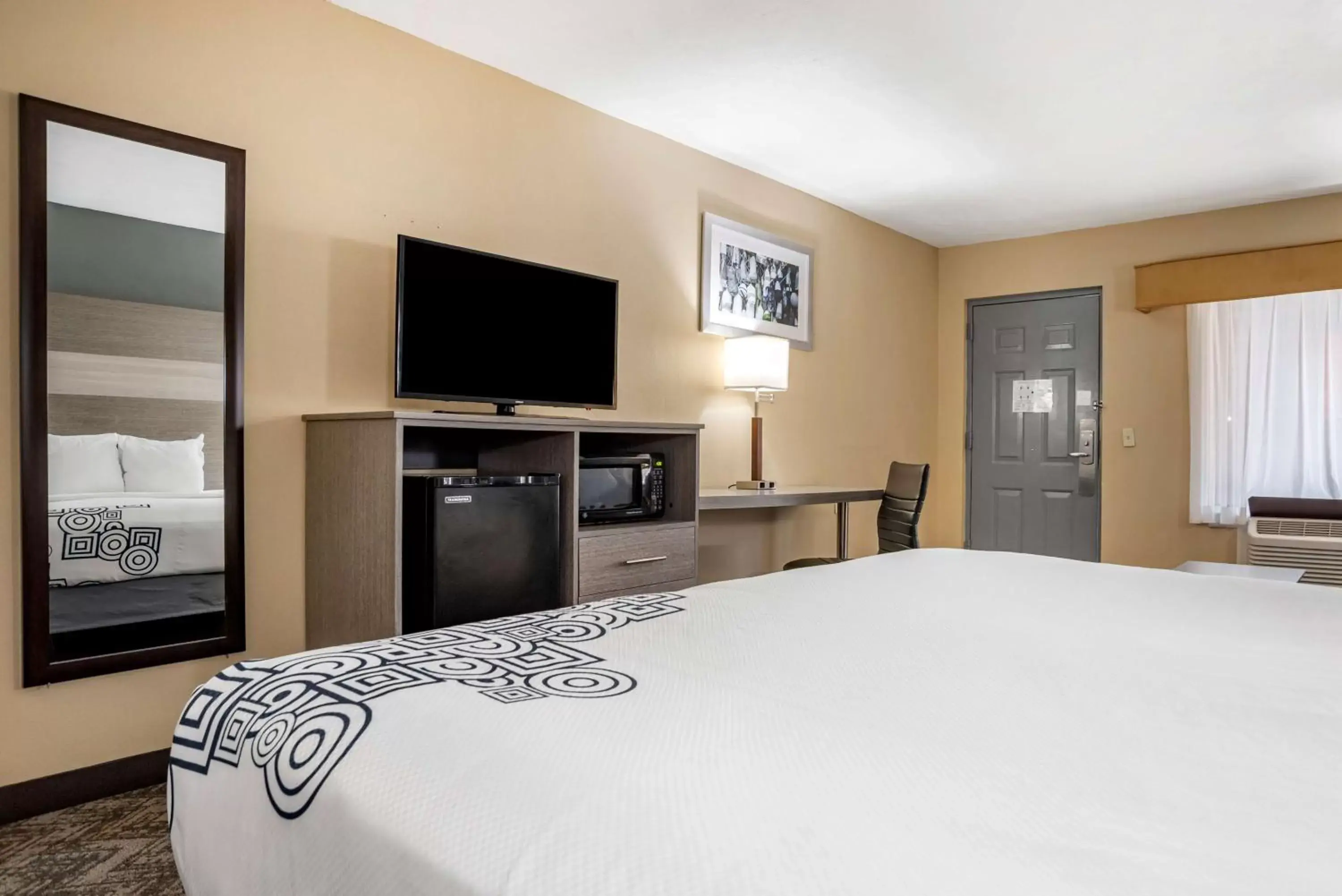Bedroom, TV/Entertainment Center in Best Western Apalach Inn