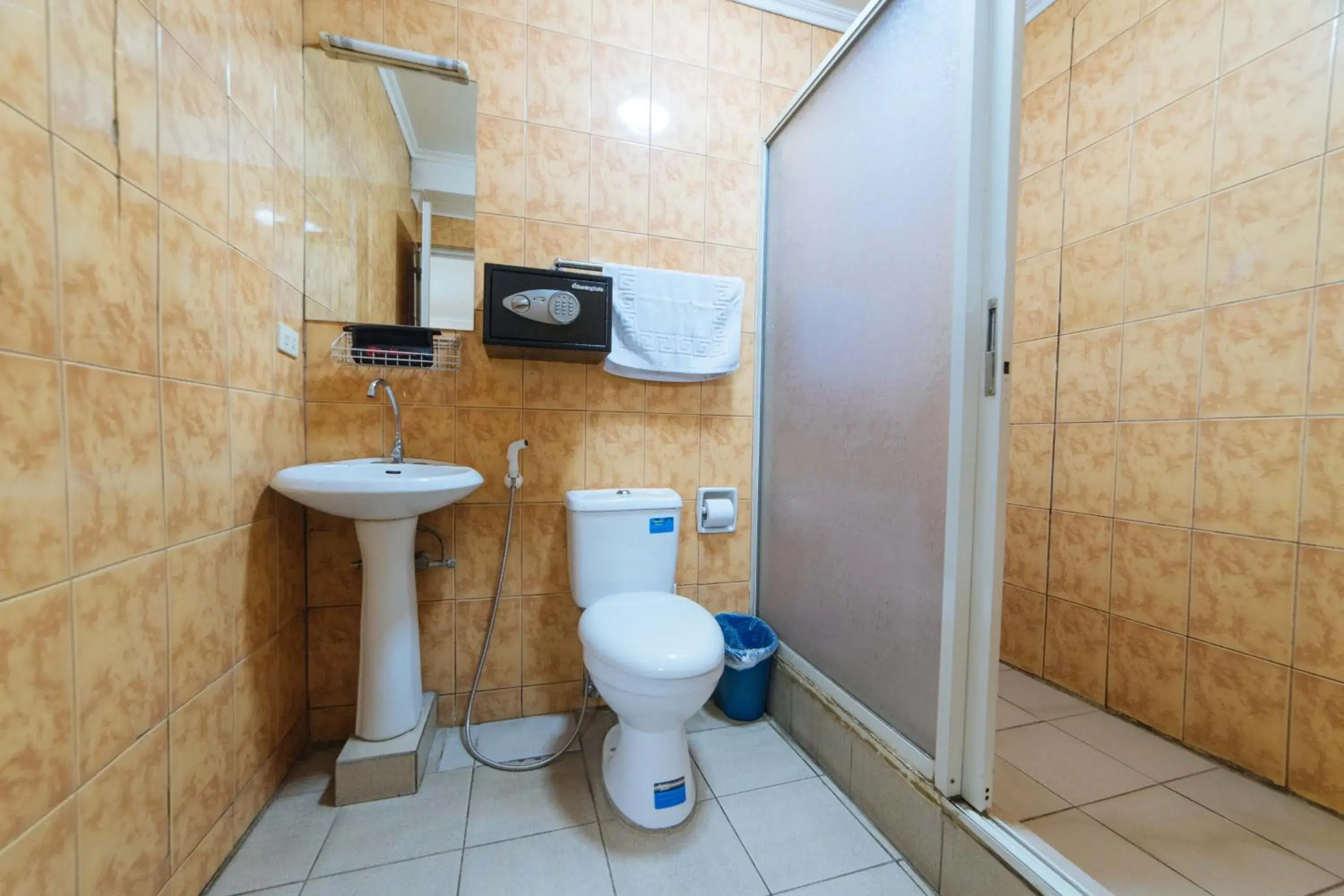 Bathroom in RedDoorz @ Clarkview 21st Street Angeles City