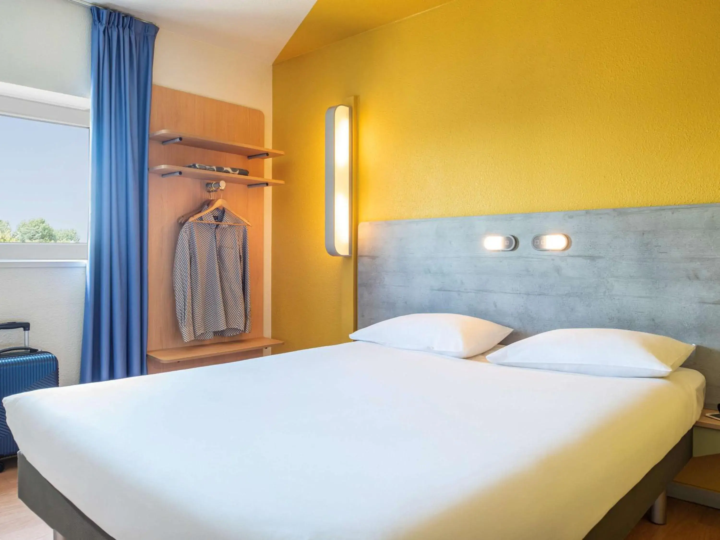 Photo of the whole room, Bed in ibis budget Grigny Centre