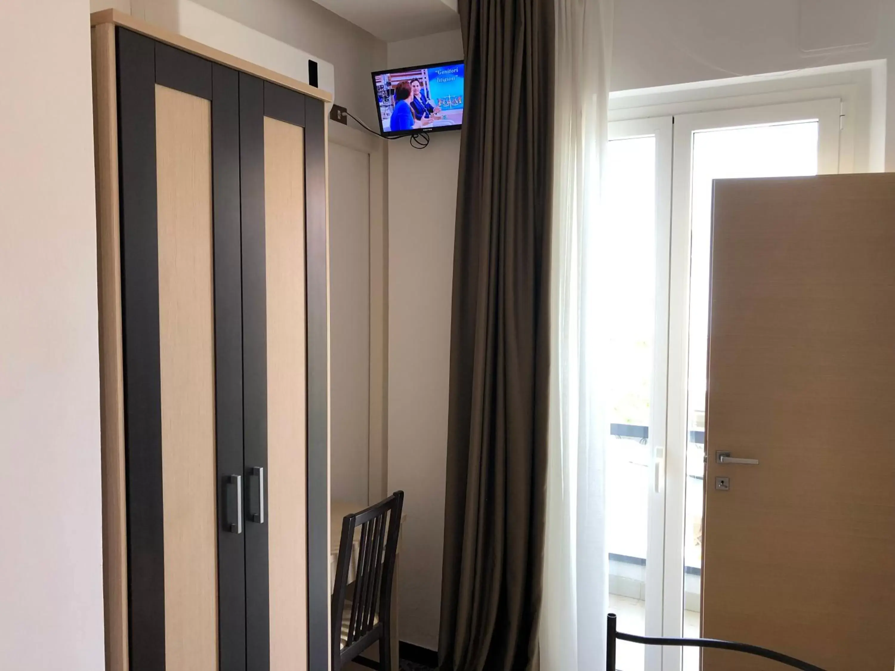 TV and multimedia, TV/Entertainment Center in Hotel Clerice