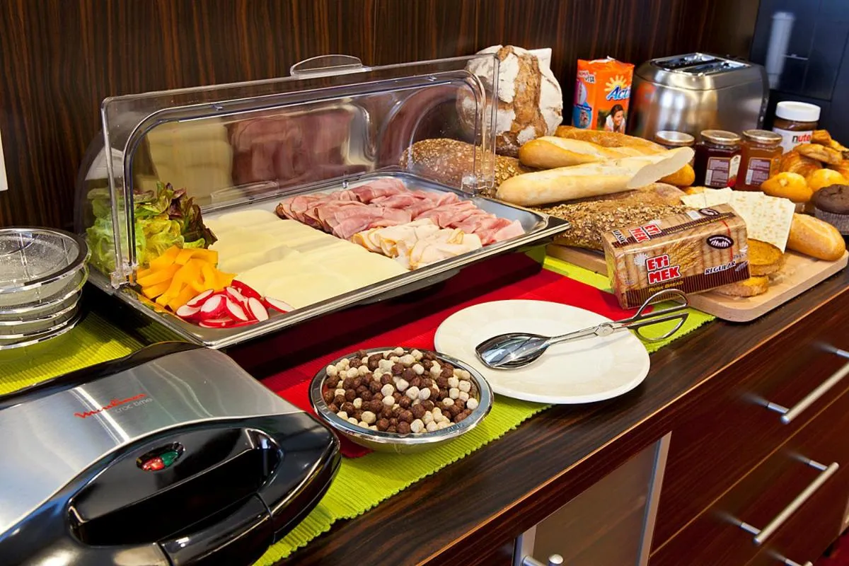 Restaurant/places to eat in Hotel Viktor