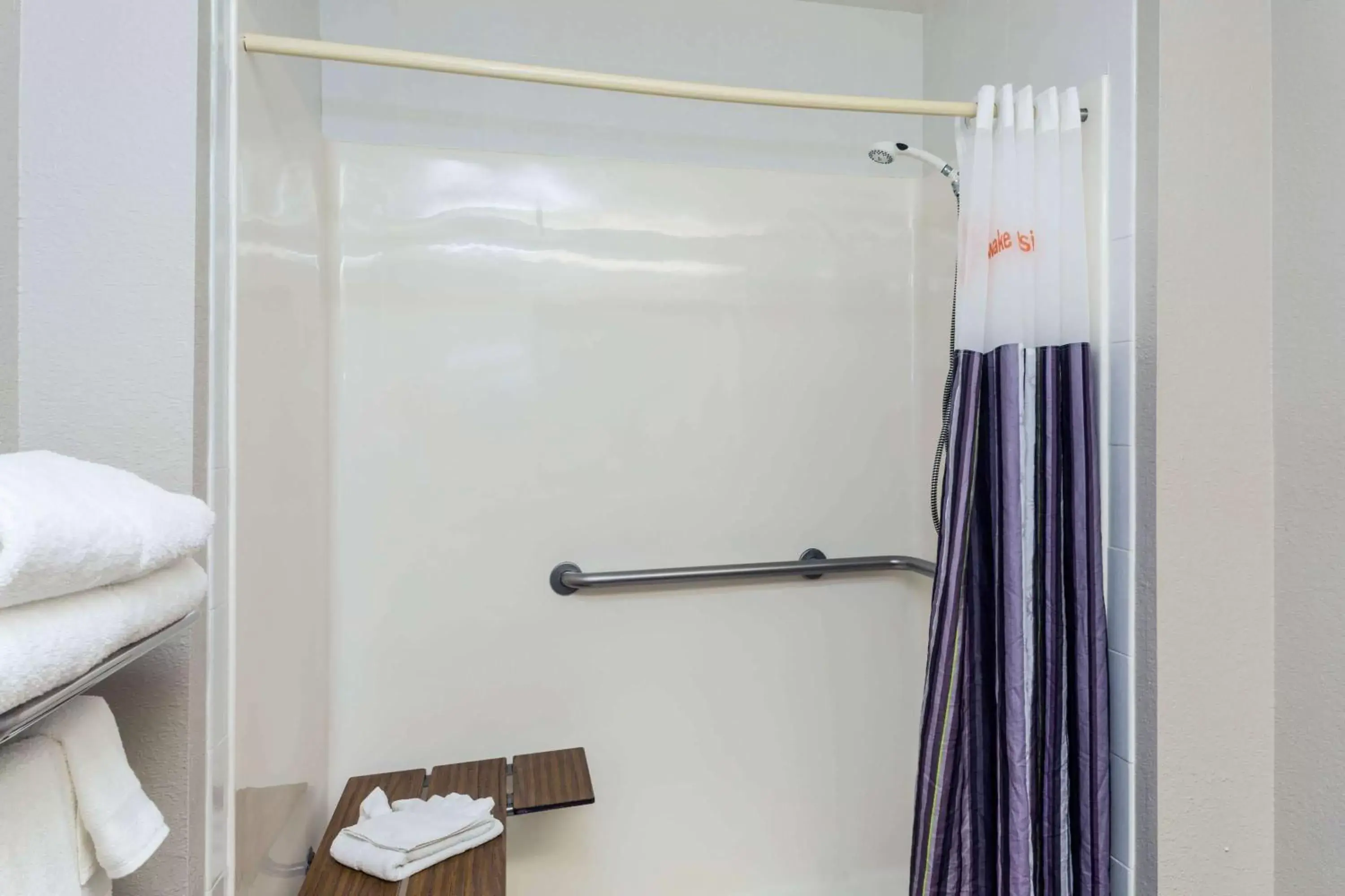 Shower, Bathroom in La Quinta by Wyndham Orlando Universal area