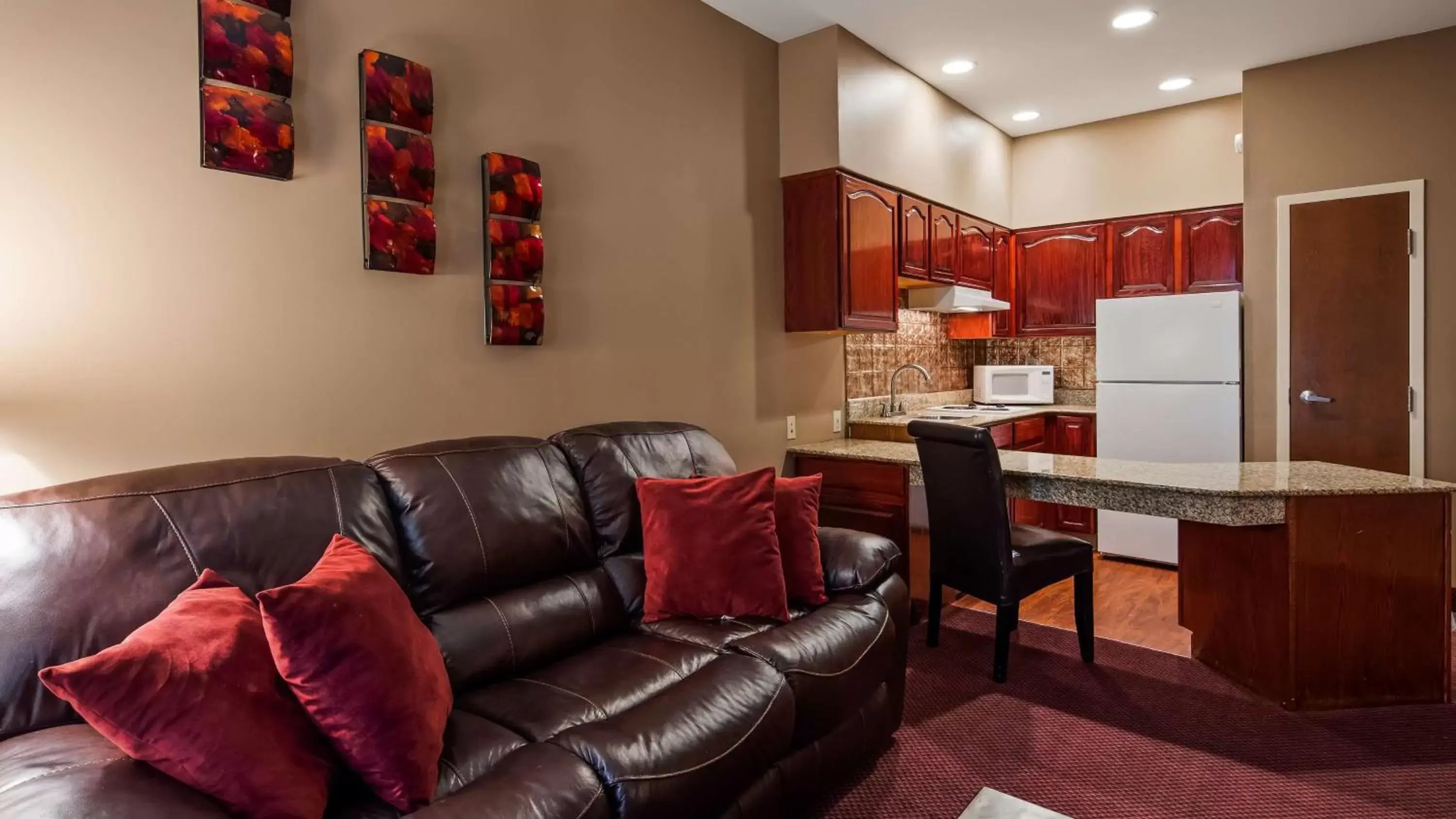 Photo of the whole room, Seating Area in Best Western PLUS Hannaford Inn & Suites