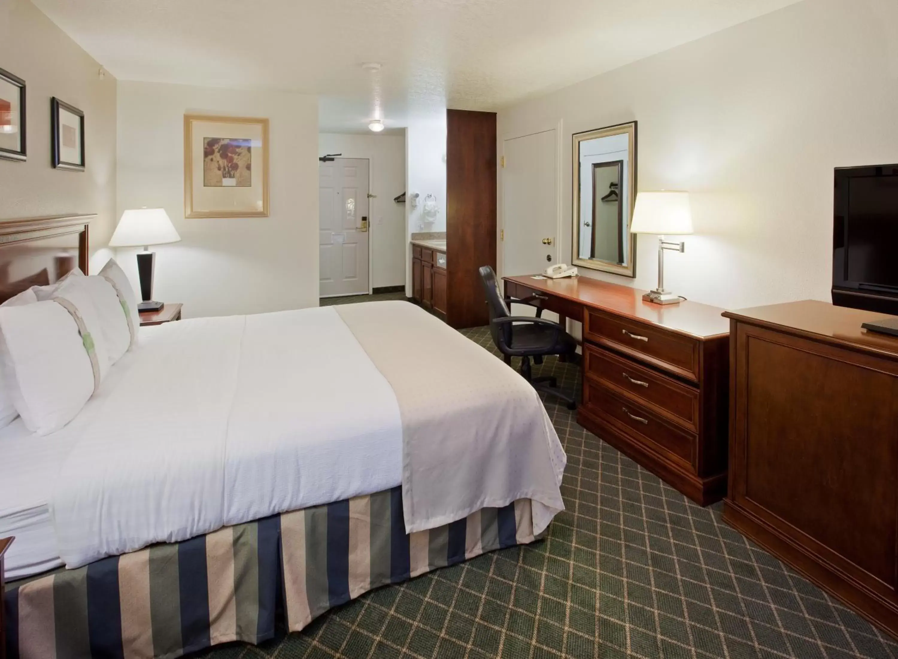 Photo of the whole room, Bed in Holiday Inn Redding, an IHG Hotel