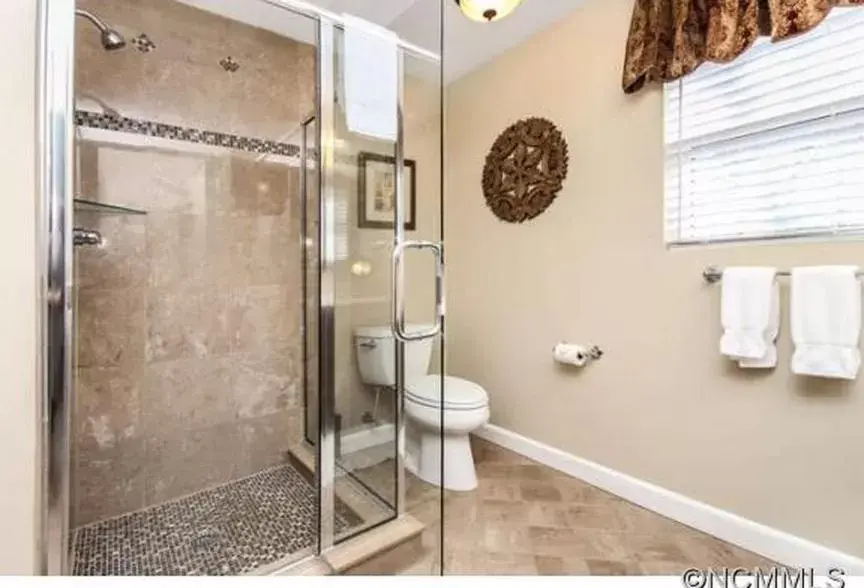 Bathroom in Brookside Mountain Mist Inn