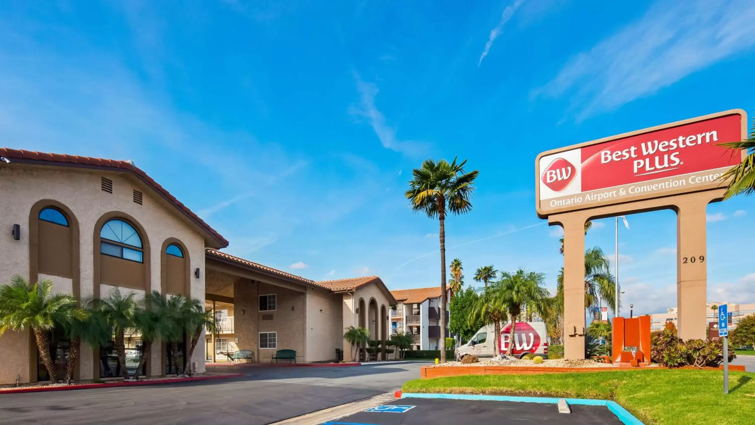 Property building in Best Western Plus Ontario Airport & Convention Center