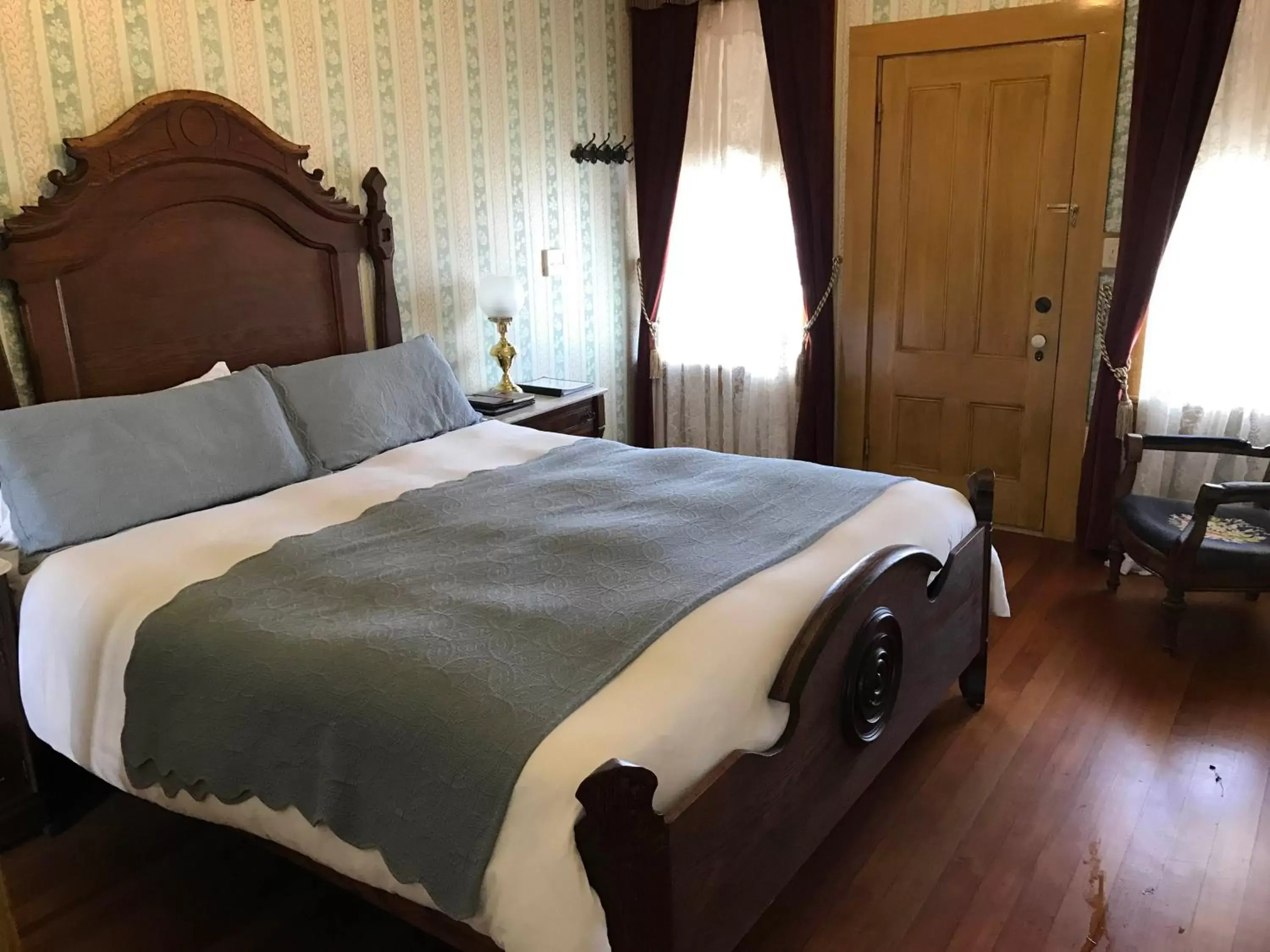 Photo of the whole room in Cosmopolitan Hotel Photo of the whole room in Cosmopolitan Hotel