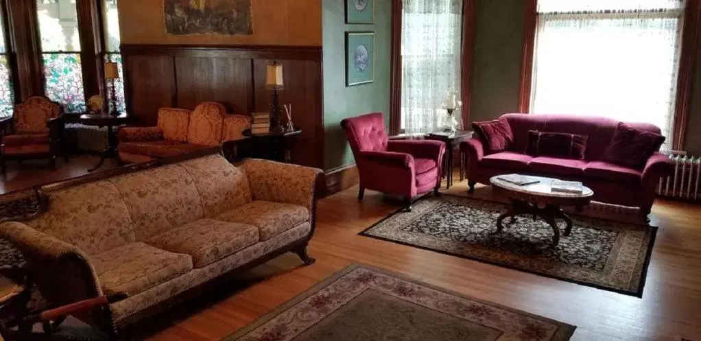 Communal lounge/ TV room, Seating Area in Historic Victorian Inn