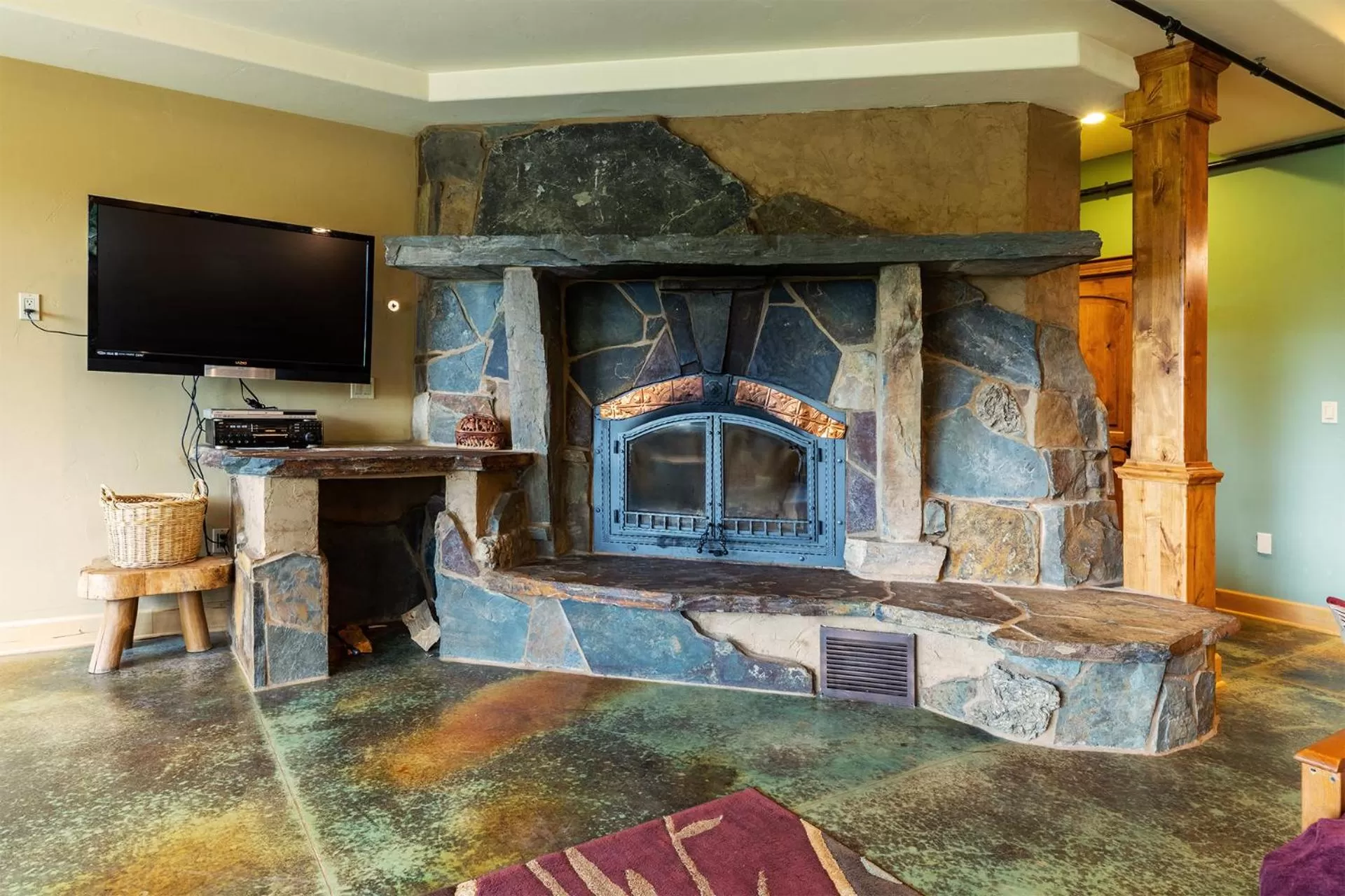 TV/Entertainment Center in Talus Rock Retreat