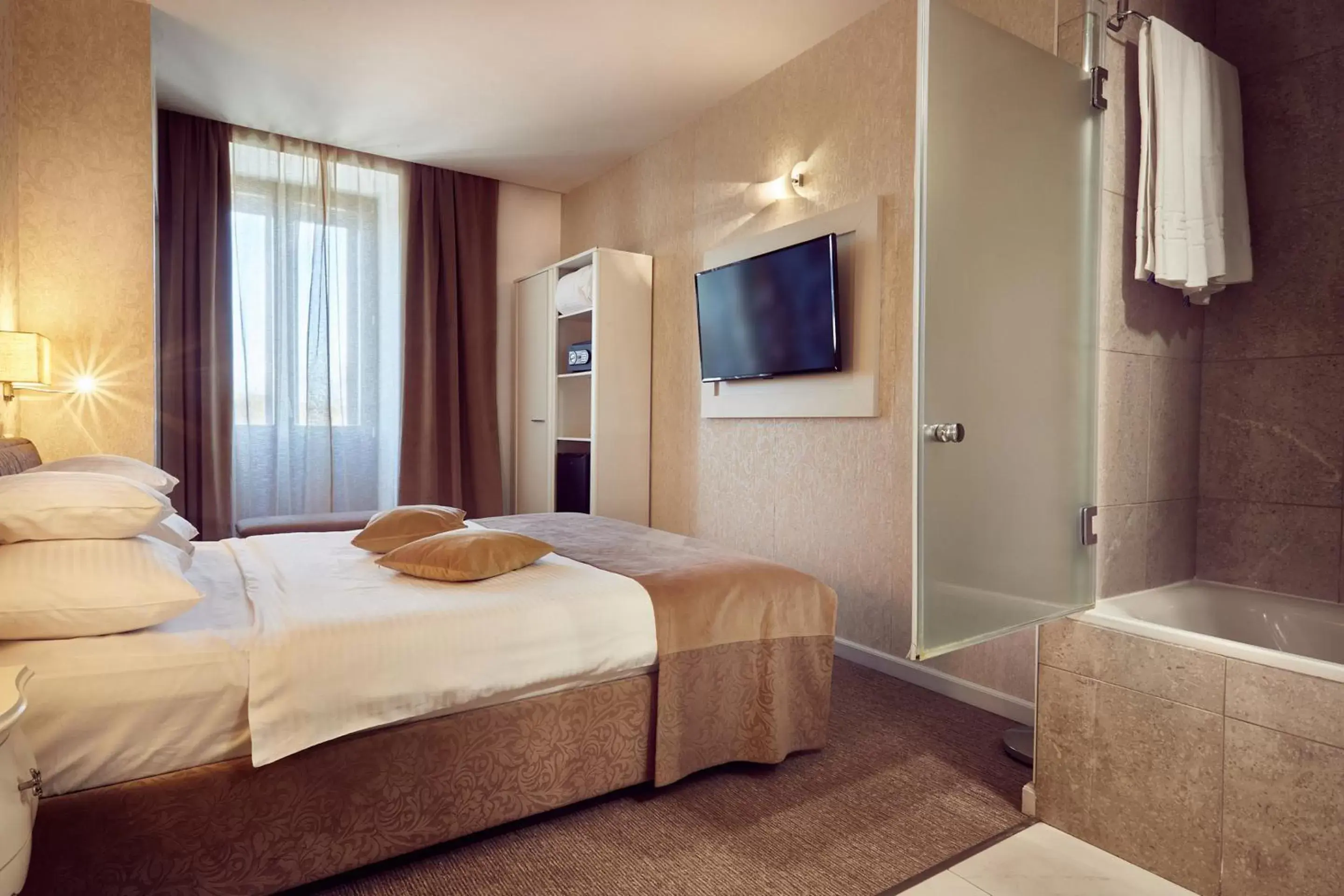 Communal lounge/ TV room, Bed in Continental Forum Sibiu