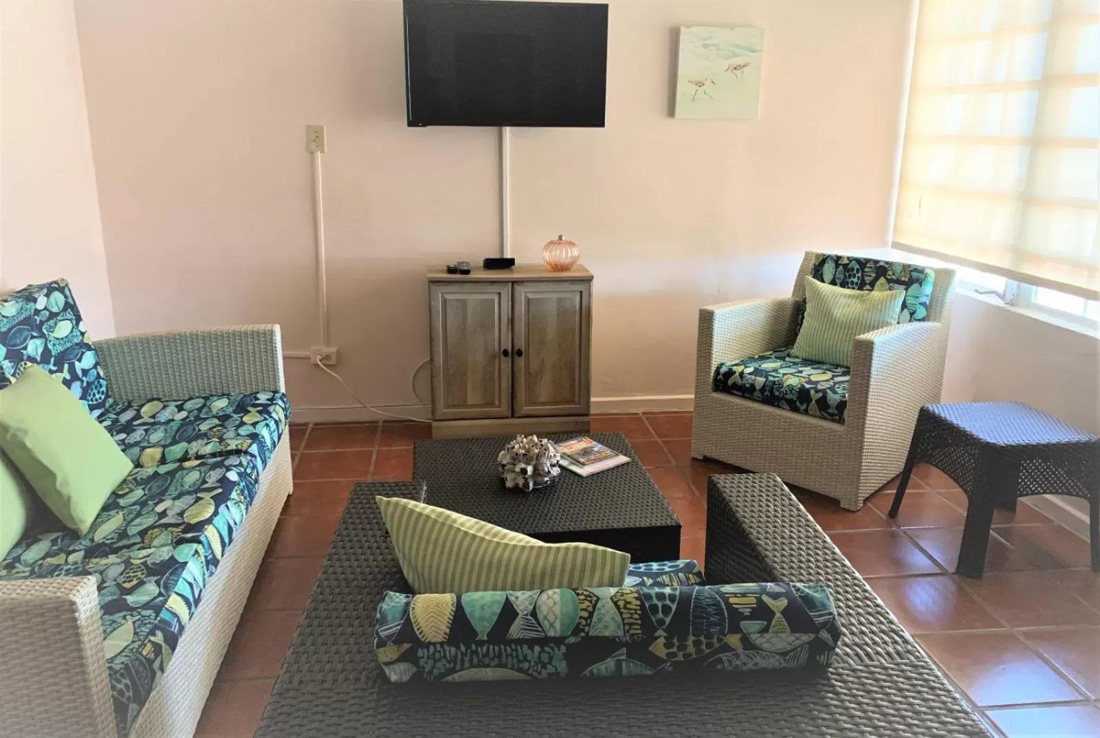 Communal lounge/ TV room in Luquillo Sunrise Beach Inn