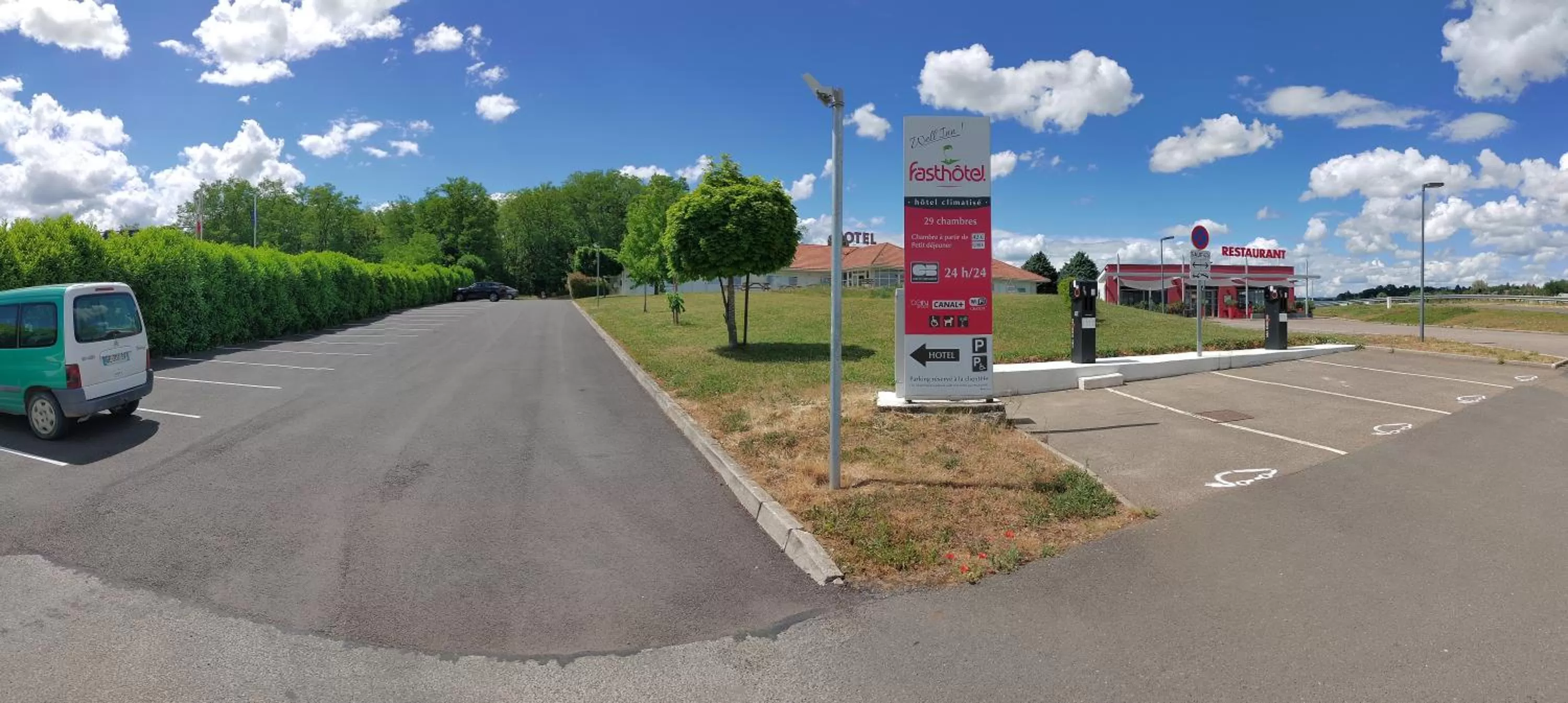 Parking in Fasthotel Well Inn Mâcon sud - un hôtel FH Confort