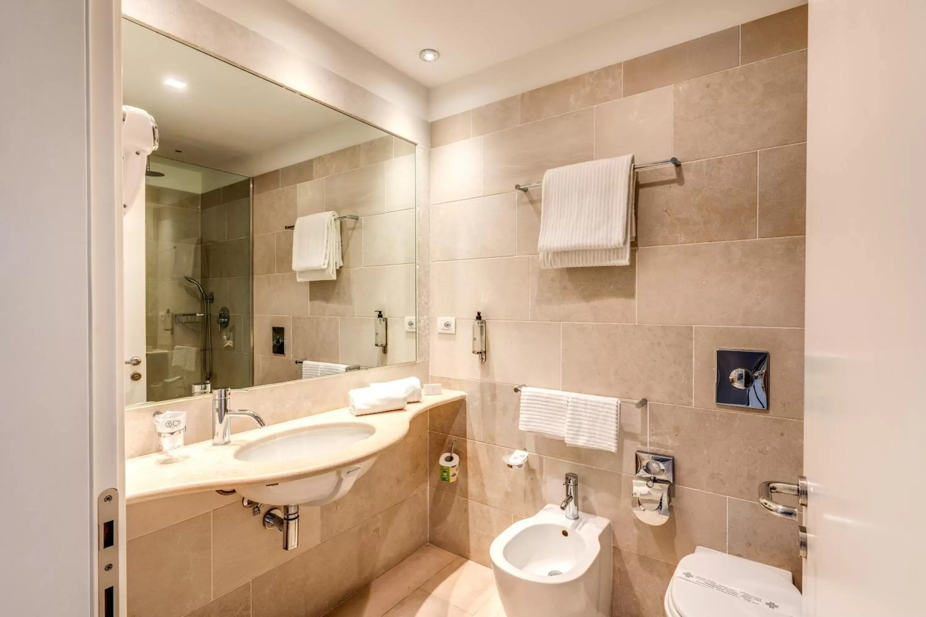 Shower, Bathroom in Hotel Isola Sacra Rome Airport