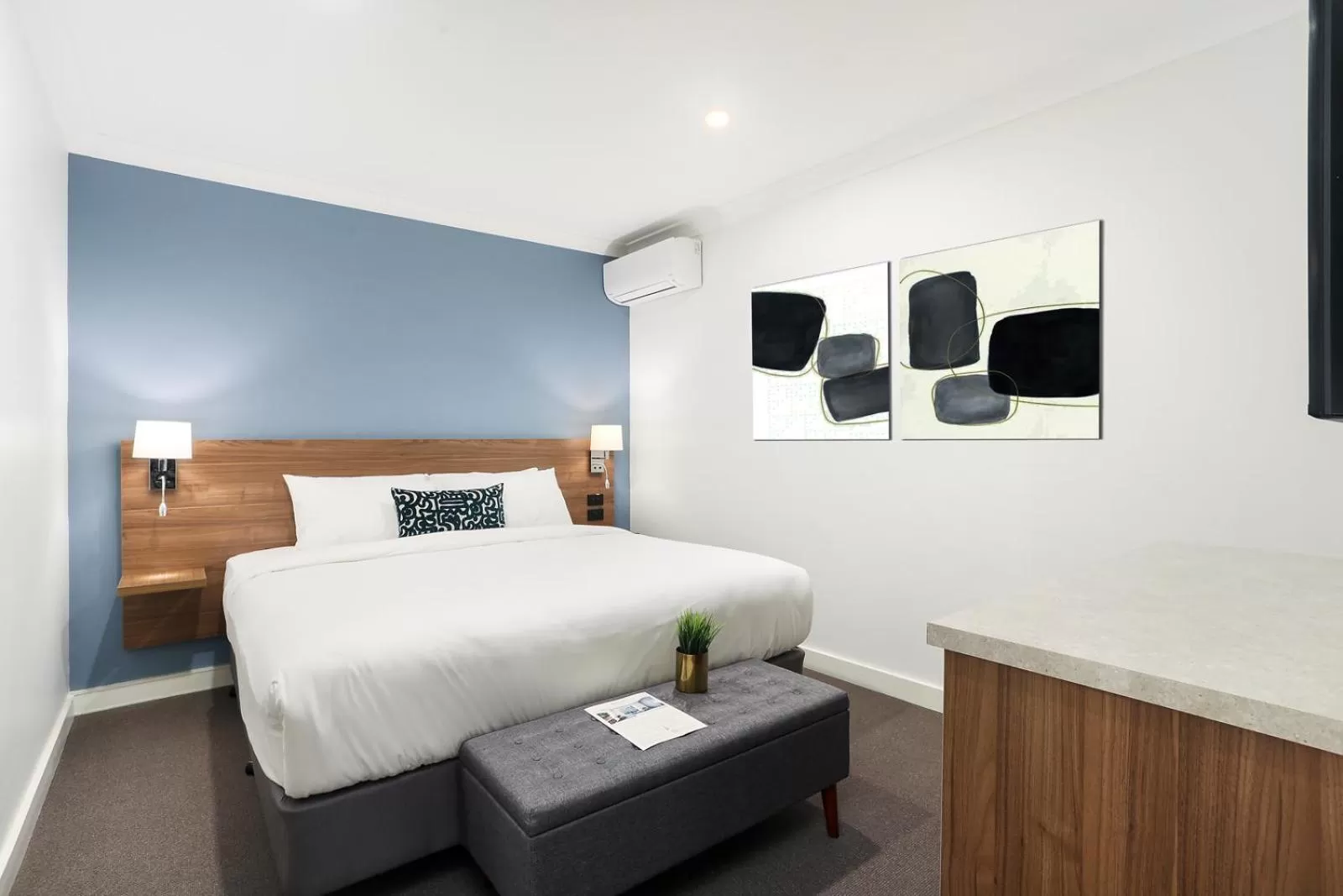Bed in Killara Hotel & Suites