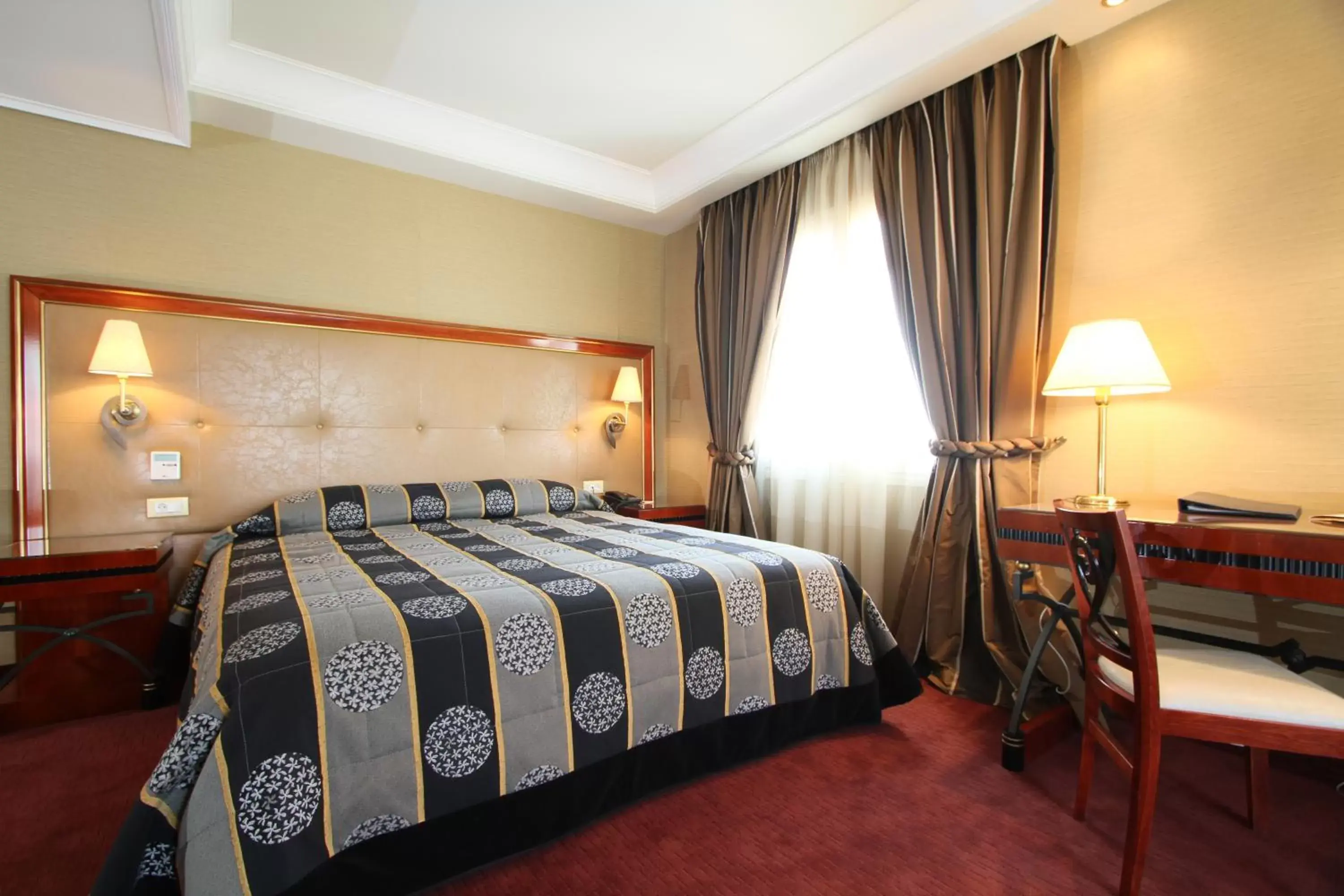 Photo of the whole room, Bed in Piraeus Theoxenia Hotel