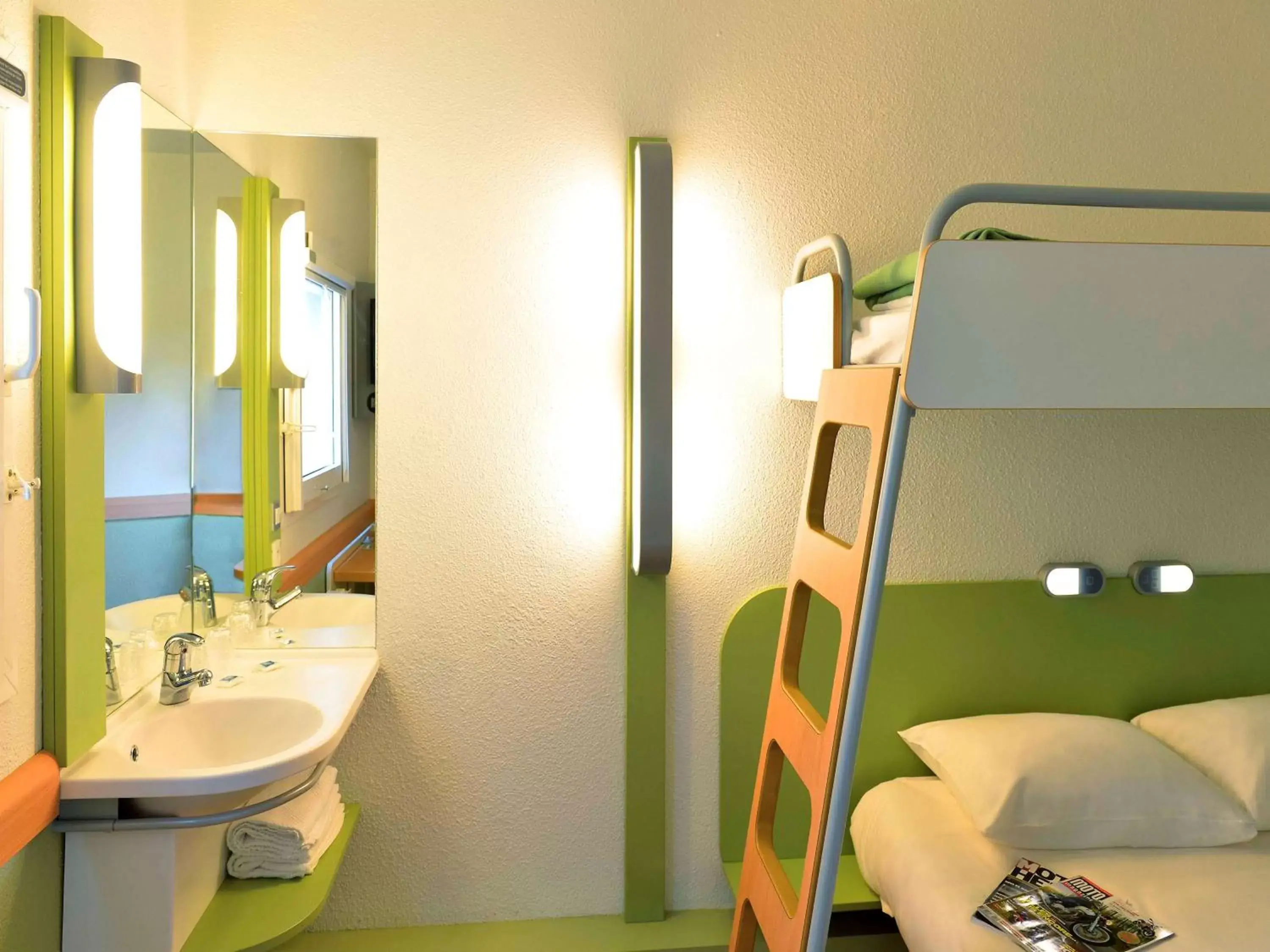 Photo of the whole room, Bathroom in Ibis Budget Sisteron